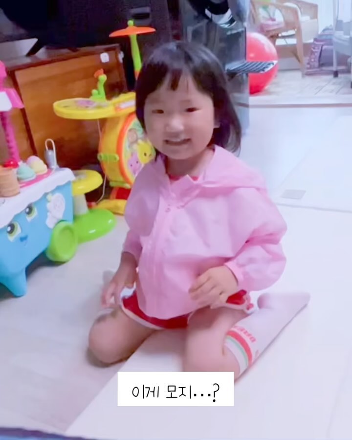 #협찬 #핑크퐁 야광 키퍼링

점점 모기의 계절이 다가오고 있죠~
모기 정말 정말 싫은데 … 😭

우리 아이들도 모기 물리지 않게 
아이템 장착을 해줘야죠! 

바로바로 모기팔찌~ 🥹
시중에 여러가지 모기 팔찌들이 나와 있는데요~ 
제가 선택한건 태양생활건강에서 판매하는 
핑크퐁 야광 키퍼링이예요☺️

태양생활건강은 1990년도에 설립되어
약국, 면세점, 대형마트 등으로 
여러 제품을 판매하고 있기 때문에 
아이들 제품도 믿고 구매하실 수 있을 것 같아요! 👍

게다가 핑크퐁, 포켓몬, 뽀로로 캐릭터들로
너무 귀엽고 깜찍해서 아이들이 좋아하기는 물론 
예쁜 패션 아이템으로도 활용할 수 있네요! 💕

제가 보기에도 너무 귀엽더라구요! 
쪼아도 예쁜 키퍼링하고 신나서 땐쓰타임!! 🤣

요렇게 귀여운 키퍼링은 향기로운 시트로 넬라 오일과 
피톤치드가 하루종일 24시간 지속 된답니다! ⏰

그래서 캠핑이나 물놀이등 야외활동 할때에도
필수템인거 같아요! ❤️
쪼아한테 정말 필수품!! 

야광도 된다니 아이들이 너무 재미있어 하고 
밖에 가지고 나가면 완전 인싸템 되겠어요❣️

무독성 실리콘으로 낮에도 밤에도 
안전하고 재미있고 예쁘게 즐길 수 있는 
태양생활건강 핑크퐁 야광 키퍼링! 

온가족 사이즈가 준비되어 있으니
모두 모기 없이 즐거운 육아생활 하시길 바랄게요!🥰

Thanks.
taeyanglh

#협찬 #키퍼링 #모기팔찌 #이번엔야광이다 #썸머패치 #모기패치 #모기퇴치 #태양생활건강 #야외활동 #뽀로로 #핑크퐁 #포켓몬 #워터밤준비물