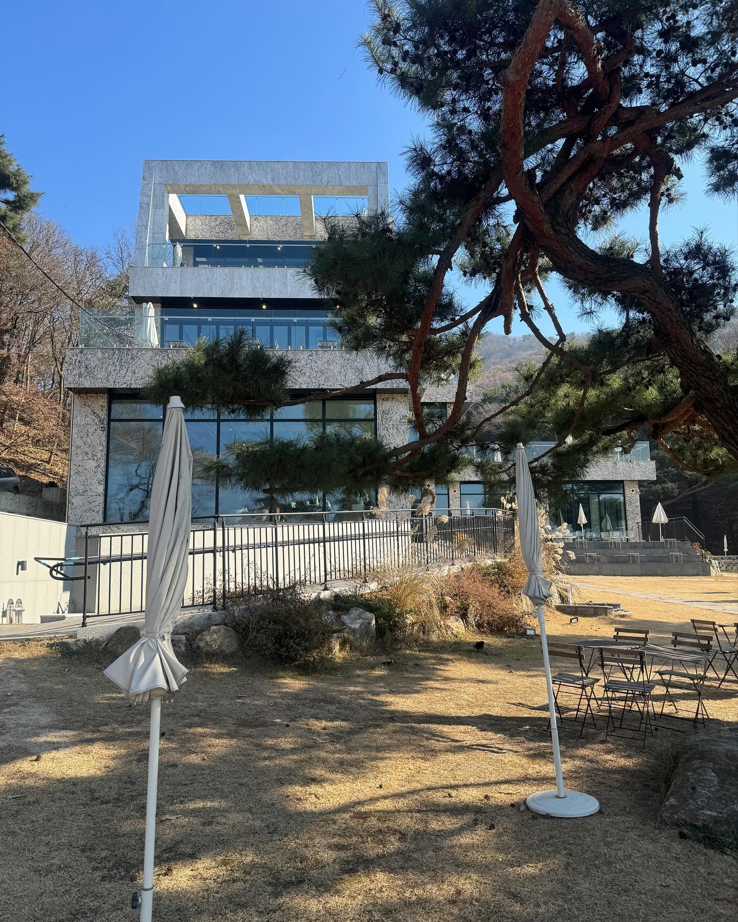 오랜만에 집에서 조금 떨어진 곳으로 나옴! 역시~ 나와서 맛있는 커피랑 빵 먹으면서 일하니 일이 그냥 잘 되는군!!
특히 딸기라떼 완전 맛있당.
#키스톤스피시즈 #남양주카페
