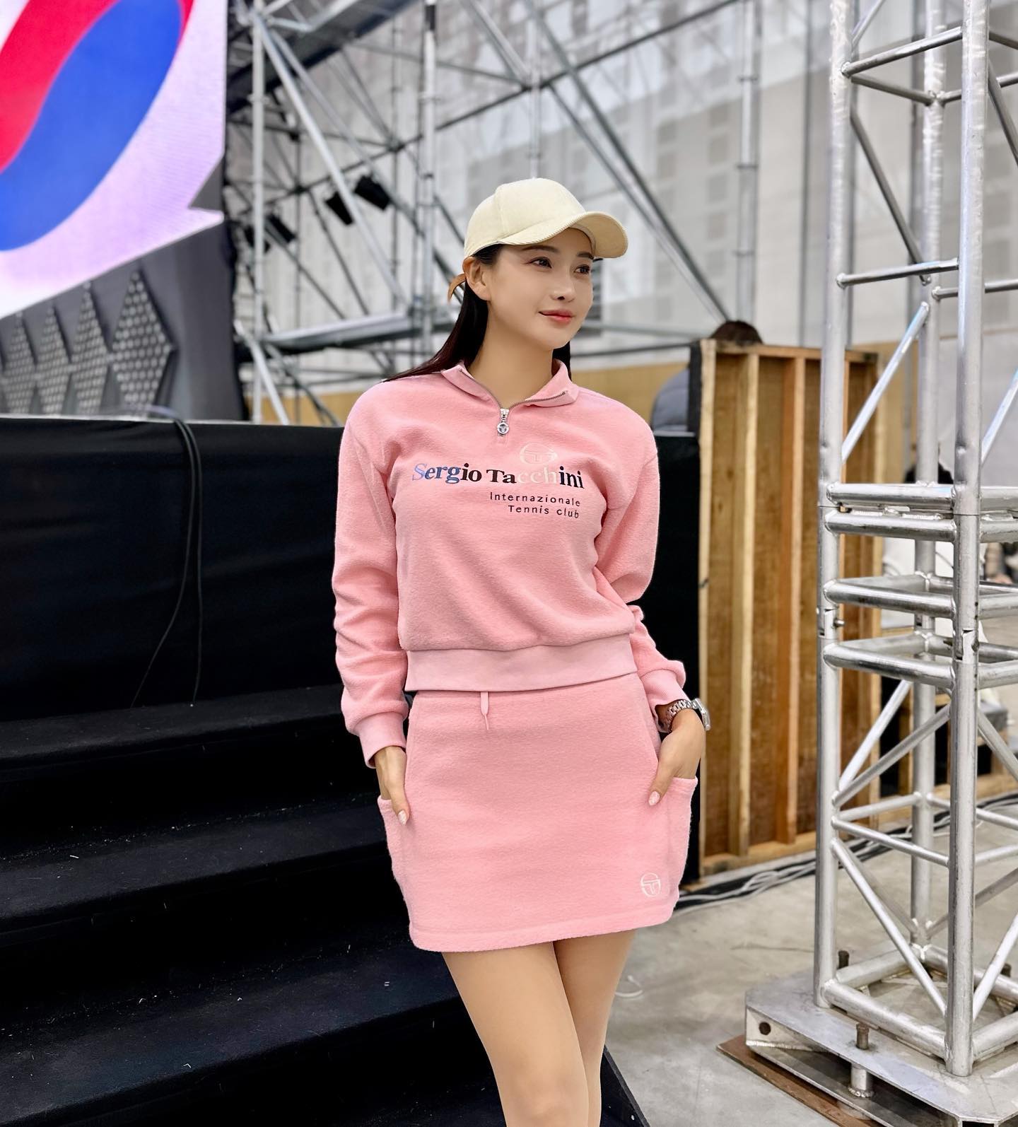 헿 핑쿠삥쿠💞 #광고

프리미엄 라이프 스타일 스포츠 브랜드 세르지오타카니 입오봐또요 핑꾸뿐만아니라 브라운도 갖고싶었다눙..😂
컬러별로 소장각이네요 이뿌동

모나코의 아름다운 풍경에 영감을 받은 ‘monte carlo’라인은 몬테카를로 마스터스의 스폰서사인 세르지오타카니만의 헤리티지라인이라고 해요 :)!!

일단 무엇보다 부드러운 질감의 고급 플리스 소재라서
가볍게 입을수 있는데 보온성까지 뛰어난게 굿🫶👍

가벼운 외출할때나 실외운동 테니스나 골프웨어로도 손색없이 입을수 있오요!

최근에 전국적으로 매장도 다 생기고있어 가까운 매장가서 입어보는것도 추천!!!👍

#굿모닝

#sergiotacchini #세르지오타키니 #세르지오타키니크루 #tennis #테니스 #테니스룩 #플리스 #하프집업 #후리스 #겨울코디 #연말룩 #연말파티 #라운지웨어