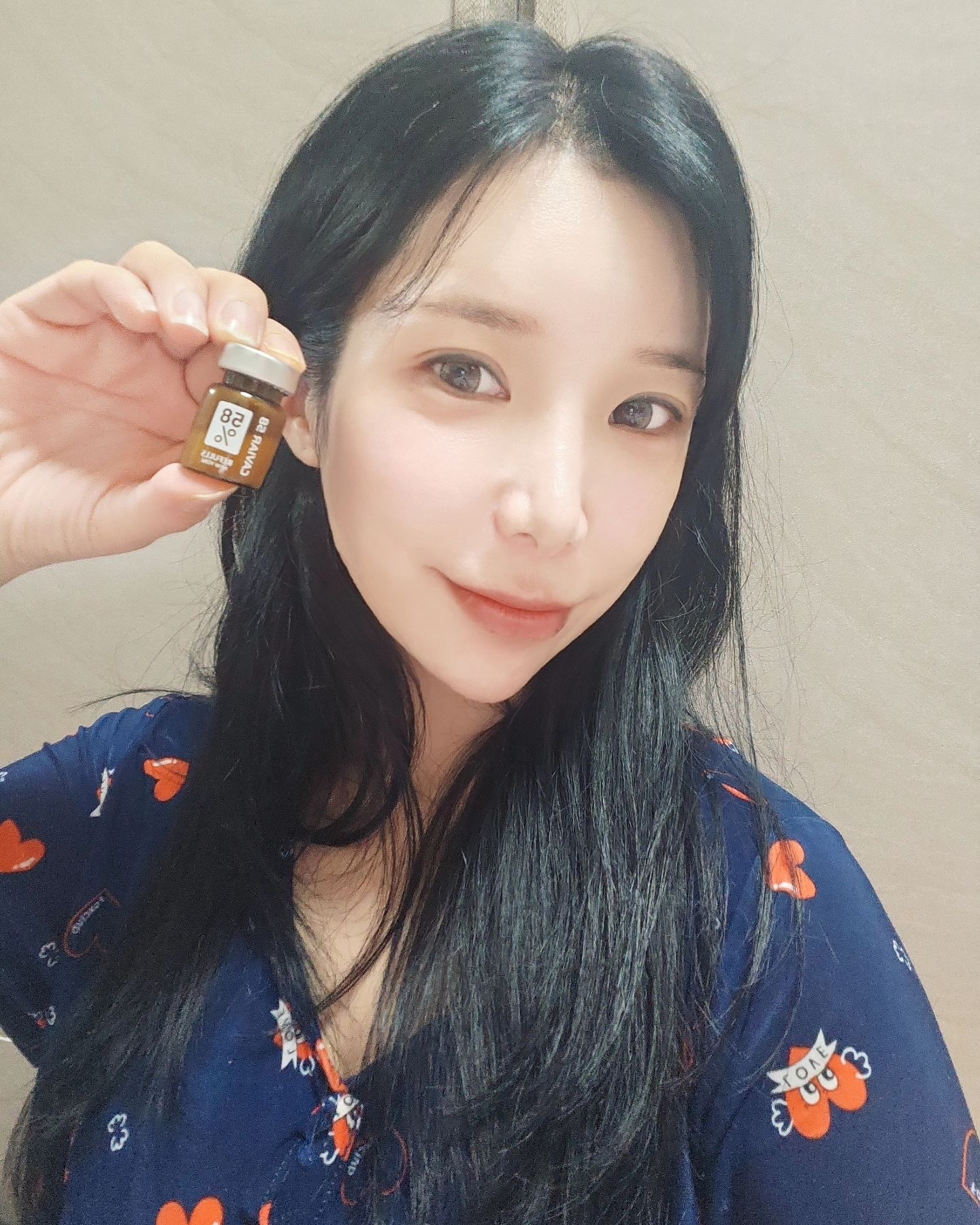#광고
🏷캐비아 58앰플
그 어떤 것에도 희석하지 않은 순수 캐비아 100% 추출물을 국내 최대 함량으로 칙칙하고 주름진 피부고민을 #캐비아58앰플 하나로 해결!!!

패키지 자체도 넘 고급스러운데 바르는 순간 완전 촉촉~
번들거리지않고 피부에 그대로 흡수되서 피부결과 속 건조를 잡아줘서 매끈하면서도 윤기있는 피부로 보여져요♡

엄마랑 같이 쓰고있는데 엄마도 완전 반해버린거있죠♡

👉캐비아58 앰플은 국내 최대 규모의 철갑상어 양어장에서 독점으로 공급받은 캐비아로,독보적인 첨단 저온 진공 추출 기술을 활용하여 캐비아의 모든 활성 성분을 보존하여 추출한 580,000PPM의 캐비아 추출물이 함유된,피부를 위한 최고급 케어 제품

👉 캐비아 단백질은 인간의 단백질과 96% 동일하다고 알려져 있어요~캐비아추출물은 다른 성분과 비교했을 때 훨씬 뛰어난 피부 투과력을 보이며,빠르고 효과적인 다양한 스킨케어 혜택을 제공!!

나이들수록 칙칙해지는 피부톤과 주름관리는 캐비아 58앰플로♡

스마트스토어-https://smartstore.naver.com/wellmedishop/products/10413226143

#캐비아58 #캐비아앰플 #580000ppm #앰플 #캐비아추출물 #주름개선 #미백