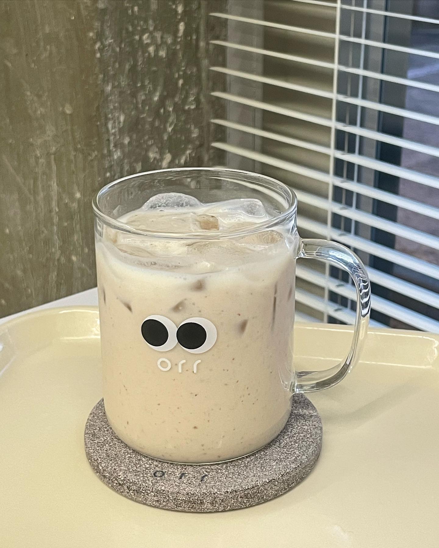 오르르(orr cafe)
•
•
콘크리트 갬성 가득한 능동 카페:)
여기가 “보늬밤” 맛집이라길래 왔는데,, 품절 실화냐🥲 
아쉬운데로 보늬밤라떼라도 시켰다... 

우리나라에서 유일하게 밤 메뉴들이 흥행할 수 없는 이유가
“바밤바”때문이라던데..ㅋㅋㅋㅋㅋㅋㅋㅋㅋㅋㅋㅋ
 역시나도 비유할 수 있는게 바밤바밖에 없따흑..😂 
바밤바의 담백한 버전? (호불호없이 무난무난한 밤맛🌰) 
다음엔 진짜 보늬밤 먹으러 또 와봐야겠당ㅎ

🔎 주소 : 경기 화성시 효행로1191번길 8-2 1층
🔎 메뉴 : 보늬밤라떼 6,500원

@나랑 가을 보늬밤 먹으러가자🙋🏻‍♀️

#오르르카페 #능동카페 #유니맛집 #화성카페 #보늬밤
