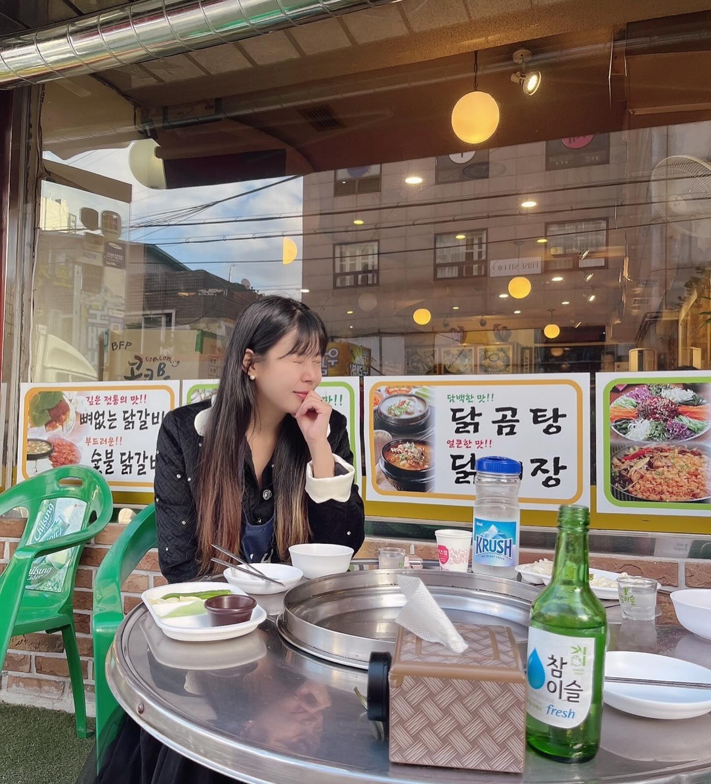 날씨좋은날 야장은 어디든 쪼앙👍🏻
회 먹을라고 했다가 급 닭갈비가 보여서
이곳으로 틀었는데 배부르지만 않았으면
치즈사리에 쫄면에 볶음밥까지 먹었을테지만
대낮이지만 이게 벌써 3차라지 🤣

이제 당분간 야장은 빠이😭