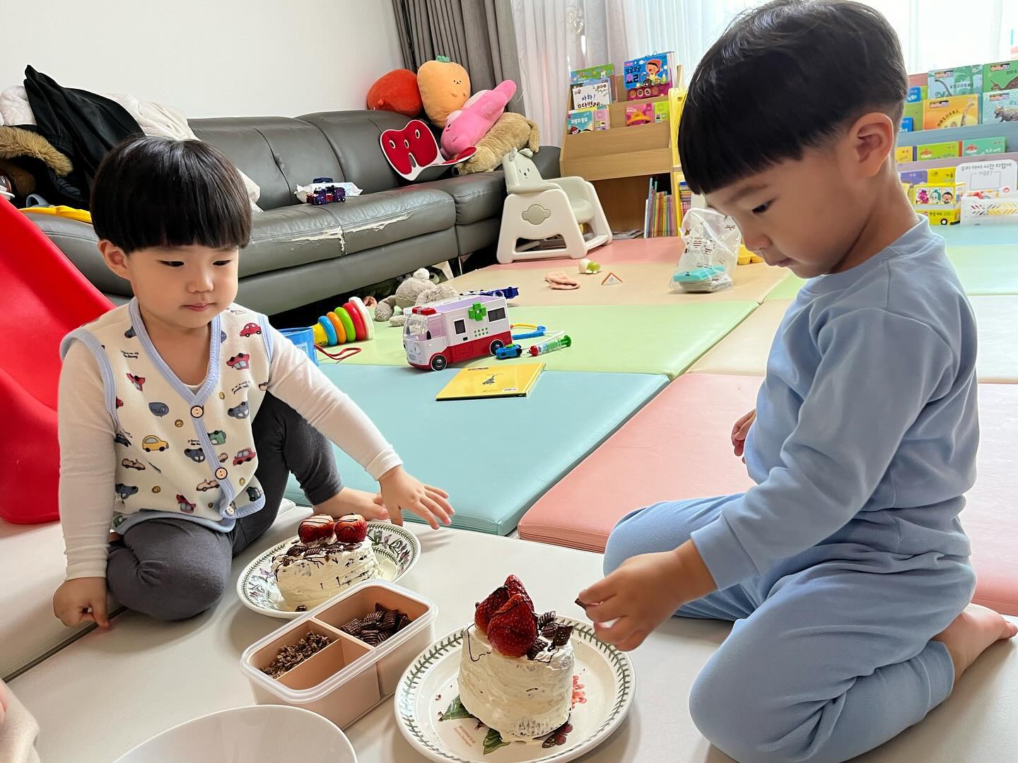 오랜만에 업로드 

갑자기 공육 프로그램(?)ㅋㅋㅋㅋㅋ 알찬거 올리고싶어져서 ㅋㅋㅋㅋㅋㅋㅋㅋㅋㅋㅋ
with 서주닝❤️

1차 - 오자마자 준비해논 무당초코시트에 저당생크림 잔뜩얹어서 
(당을 줄이려는 엄마의 발버둥)
그와중에 초코시럽으로 마무리한건 함정 
안달아서 생각보다 잘안먹긴했지만 ㅋㅋㅋㅋㅋㅋㅋ 만드는과정이나 이런게 재밋어하는걸보니 이젠진짜 제과하는거 같이 종류별로 해도되겟다는 생각 (애플타르트같은거?나 컵케이크 이런거 반죽짜기 시켜도좋아할거같고 -폭탄터질거같긴하지만)

2차로는 잔뜩 사놓은 (공육은 현질이짱이다) 감자전분으로 화장실 감자전분파티 
촉감이 바뀌니까 원하는대로 놀아준 서주니와다르게 
계속 뭍히고 닦아내기바빳던 이주누
다음은 뭘로해볼깤ㅋㅋㅋ

(아직도 화장실엔 감자전분이 .....)

점점크면 클수록 같이할 수 있는것들이 늘어나는게 너무좋고 재밌다 ㅋㅋㅋ 친구끼리 노는게 재밌는것도 배워가눈 애들보는것도 신기하고(안싸우고 지둘끼리놀아줄때가 젤좋다)

다음 공육은 뭐할까?ㅋㅋㅋㅋㅋㅋ

#3살아기 #곧4살 #공동육아