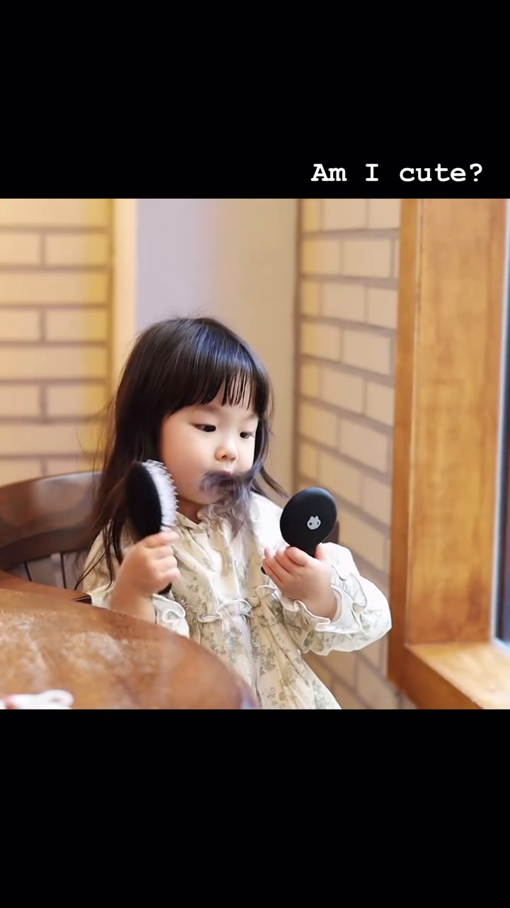빗질 요염해서 어쩐데..
빗질하면서 흥얼거린다..
ㅋㅋㅋㅋㅋㅋㅋㅋㅋㅋ
금방커서 마스카라 하면서 
입벌리고 있겠누..ㅠㅠ
#딸키우는재미#은우세짤저도여자에요

헤어브러쉬 졸 귀엽죠.
아주 가벼워서 아이가 잡고 빗기 편해요.
8대 중금속,갖가지 유해물질 등 어린이 안전 인증 통과된 상품으로, 손때나 지문이 쉽게 묻지 않아 
위생적이에요.
#광고#블리스베베#유아빗  blissbebe.official