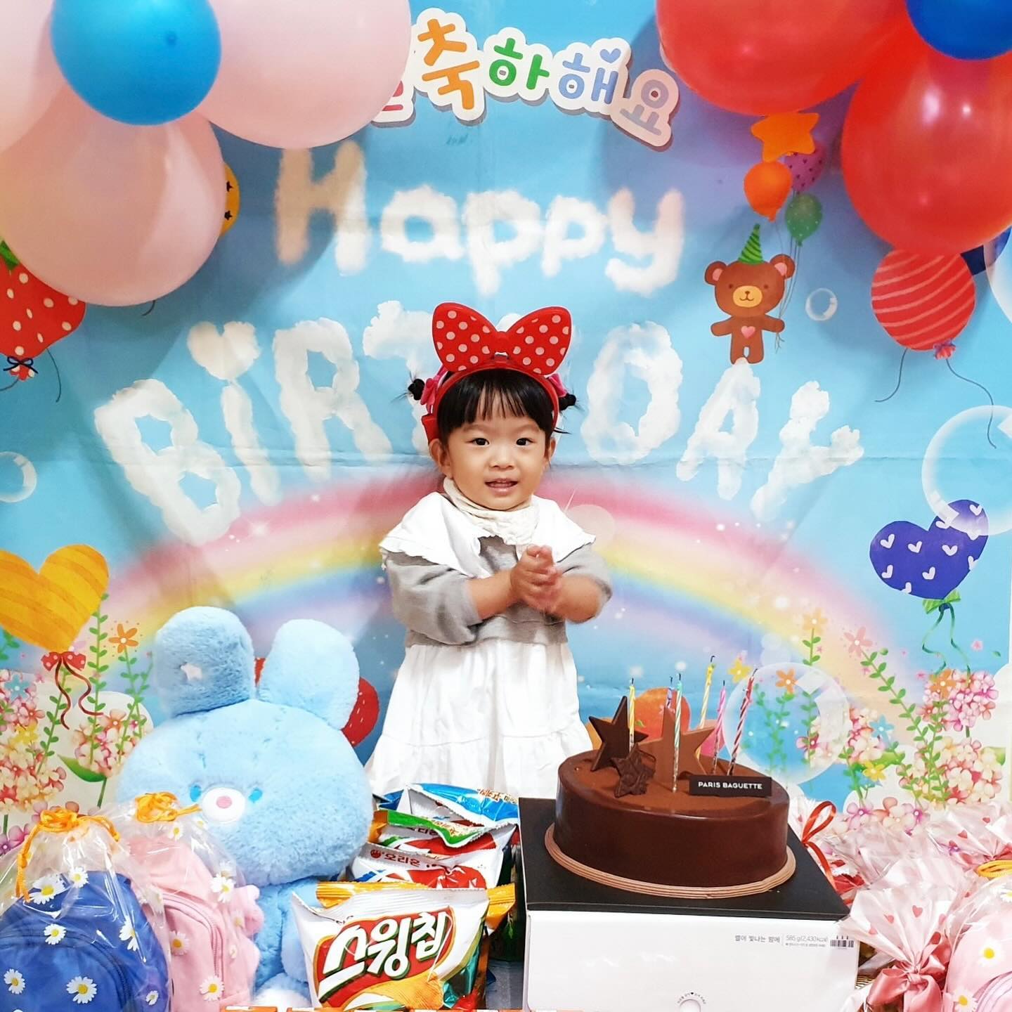 _
.
.
10월말 얼집에서 첫 생파하고 왔던 아윤🎂

생일은 한참 지났지만,
친구들 답례품도 갖다주고
또 선물도 받아오고 노래도 부르고
초도 후 불고 넘좋았나봐 내새꾸❤️

엄마눈엔 아직도 아기아기한데,
마이컸다~~~
작년까지만해도 생일축하 노래만부르면
서글프게 엉엉 울드만 ㅋㅋㅋㅋㅋ

항상 지금처럼 밝고 건강하게 자라렴😍🥰
