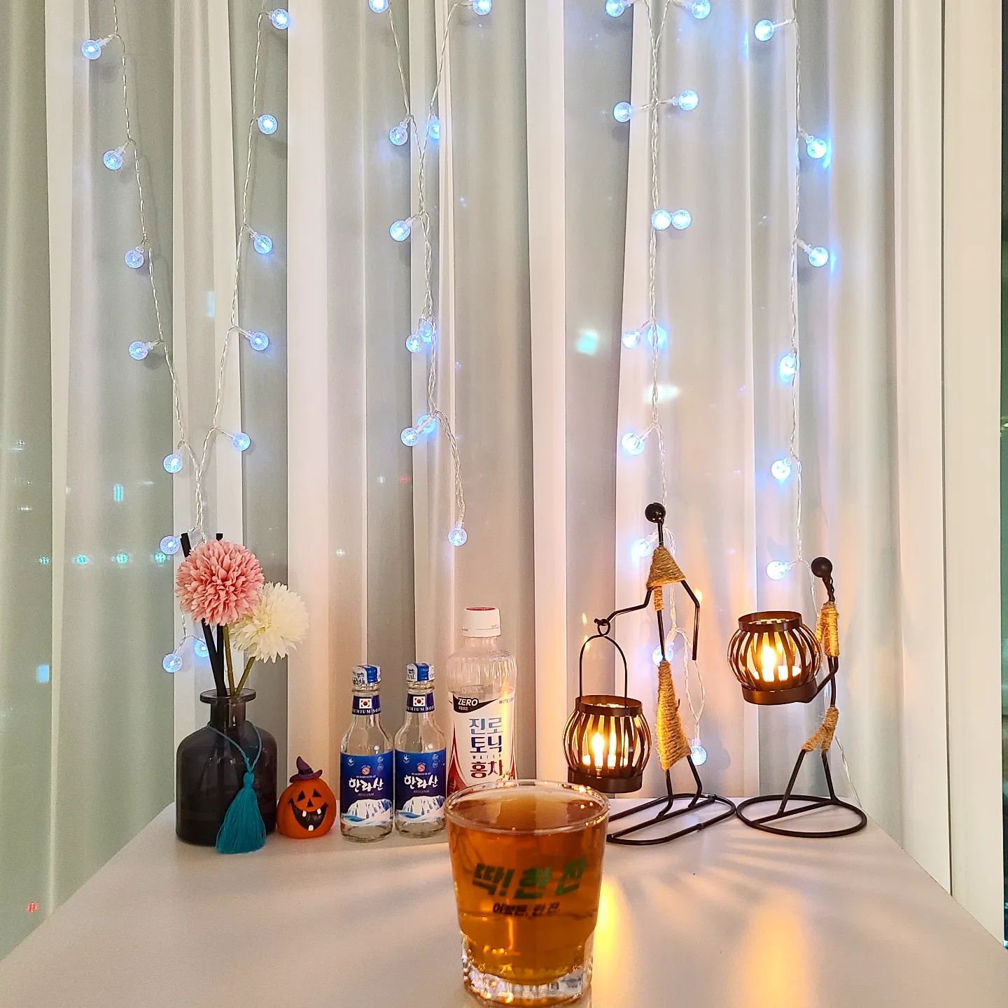 .
#지니바#지니홈바#jinnybar#jinnyhomebar

#진로토닉홍차 #키이즈백
오늘은 언제부터 묵었는지 모르는 #한라산소주 미니어쳐에 홍차토닉으로 #키소주

홍차토닉이 달달하니 홍차향도 나고 의외로 맛있!
한참 못구하다가 홈플러스에 있길래 두개만 집어왓는데
왜그랬을까............
금방 또 간다 홍차토닉 데리러....

.
.
.
.
#칵테일#위스키#맥주#혼술#홈술#혼텐딩#홈텐딩#홈바#홈술스타그램#같이마셔요