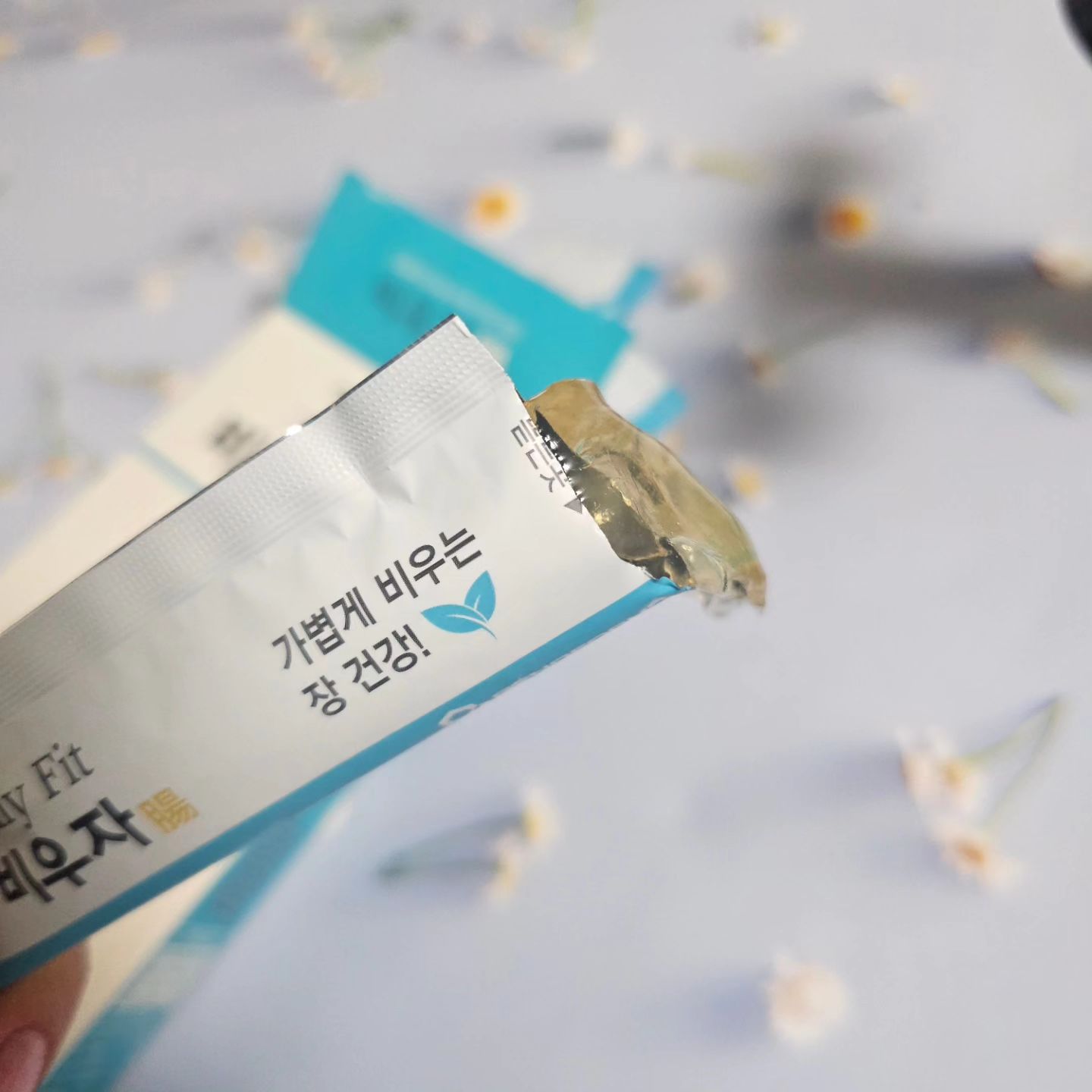 #협찬 
부족한 식이섬유도 챙기고 장건강도 챙기는 젤리
맛도 매실맛이라 거부감 없고 
달콤하면서도 맛있게 먹을수 있어용

개별 1포로 
언제든지 간편하게 챙겨 먹을수 있어 편하면서도 

설탕이 들어있지않아 어린이도 먹을수 있는데 
배변활동이 어렵거나 묵직한 배가 고민일때 
화장실고민이 있는 분들에게도 추천하고 싶은 쾌변젤리에요 

그냥 먹어도 맛있지만
얼려서 먹어도 맛있고 
간식대용으로도 먹다보니 화장실도 이전보다 시원하게 가서 괜찮네용! 

#제노포커스 #쾌변젤리비우자 #쾌변젤리 #비우자 #식이섬유젤리 #어린이젤리 #매실맛