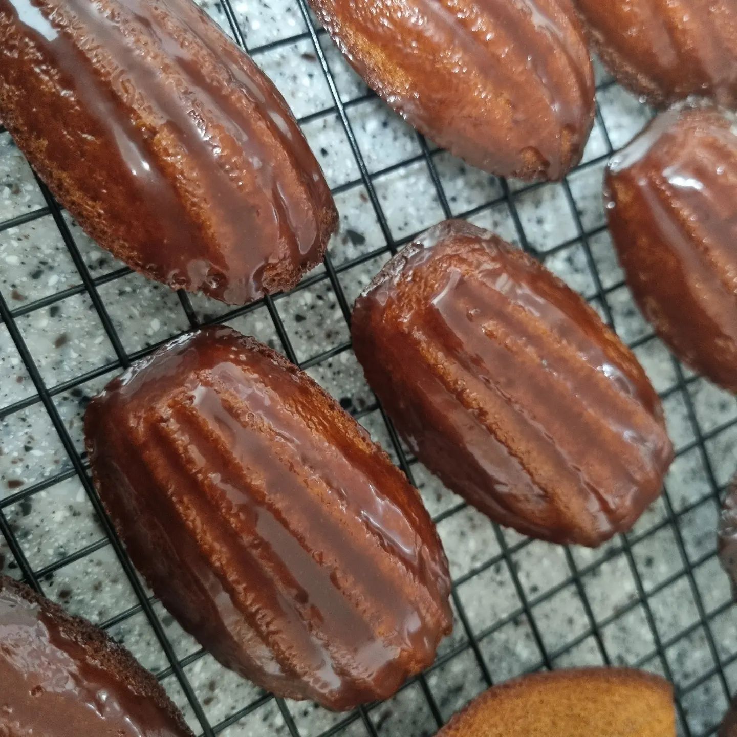 🍞
카라멜 마들렌이예요!
반죽에도 카라멜을 넣고 윗면에 코팅까지
했더니 카라멜이 향이 솔솔💚💙💜🧡

완성하고 나니 이뻐서 사진을 여러장
찍었답니다 ^^❤