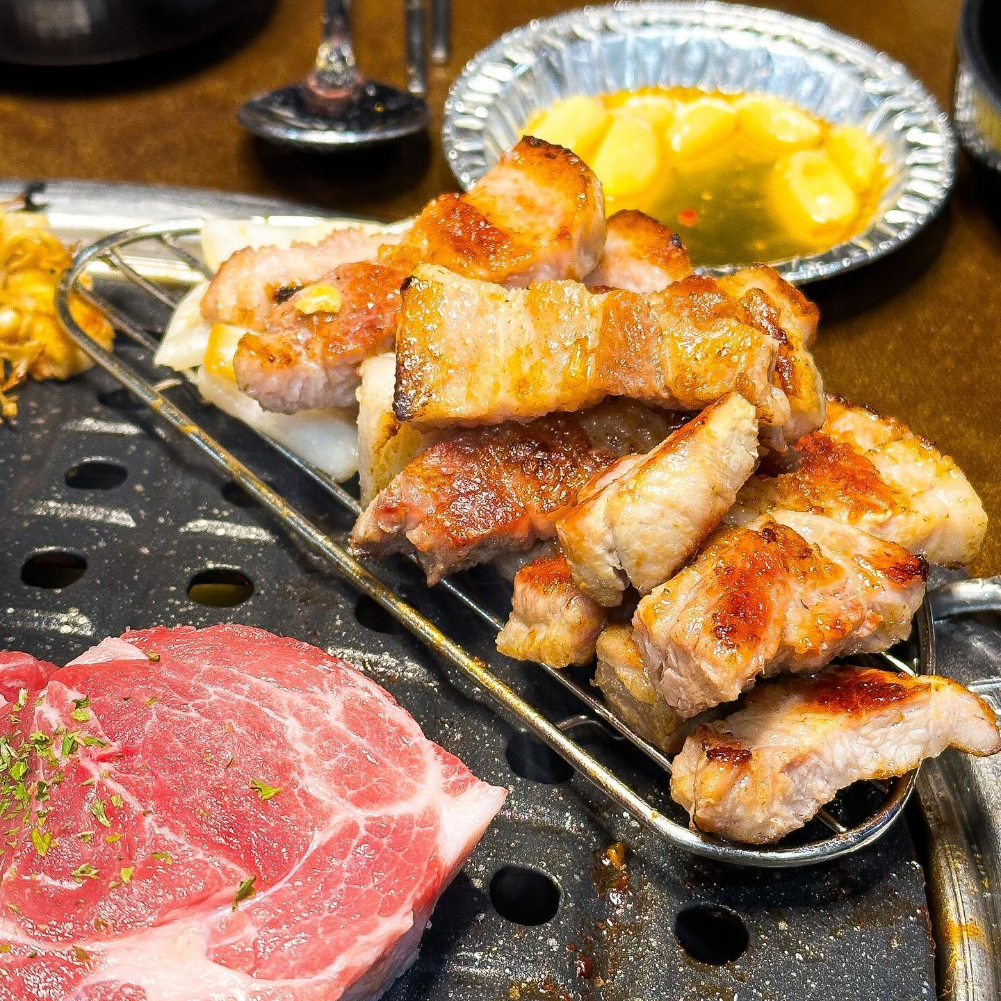 🥩[#미진축산] - 친구들이랑 가면 끝장나는 고깃집 매력 3가지 

1️⃣ 가성비 끝장
미진축산의 고기는 1만원이 넘는 고기가 없어서 가성비 좋게 먹을 수 있는 곳이에요 

2️⃣ 고기 육즙 끝장 
고기 두께가 어마어마해서 그런지 먹을때마다 팡팡 터지는 육즙에 친구들과 한잔하기 딱이었어요 

3️⃣ 개방감 끝장 
넓은 매장일뿐만 아니라 20명이 넘는 단체 예약도 가능할 정도로 개방되어진 곳이에요 

💲메뉴 및 가격:
-이베리코 꽃목살 : 6,400원
-생삼겹살 : 3,900원
-벌집껍데기 : 3,900원
-차돌된장찌개 : 5,000원

📍위치:
경남 김해시 삼계동 1487-4

⏰영업시간:
매일 16:00 - 24:00

☎️예약 및 문의:
010-3816-4284

#김해맛집 #김해술집 #김해고깃집 #김해맛집추천 #삼계동 #삼계동맛집 #삼계동고깃집 #김해핫플 #김해데이트 #맛집추천 #맛집리뷰 #먹스타그램 #부산맛집 #부산여행 #먹팔 #여행스타그램 #술스타그램