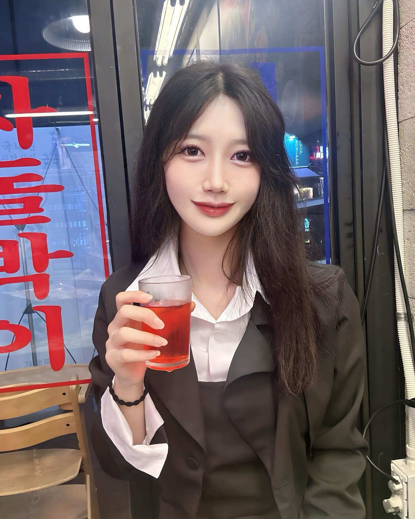 #협찬 술에 타니 뿅 가네 … 🤭 

수레타뿅 먹어보니 달달한 과일 맛 물에 타먹어도 맛있움 프리미엄 차로 만들어져서 소주 특유의 쓴 향을 잡아주는 느낌? 다음엔 양주에 도전 🤤 
.
.
.
#협찬 #칵테일 #하이볼 #수레타 #수레타뿅 #주류첨가제 #소주첨가제 #소주칵테일 만들기 #술에타면맛있게뿅간다!RTD #수레타뿅믹스(핑크+레드+골드)세트 #수레타뿅레드스위트 #수레타뿅핑크트로피칼 #수레타뿅골드몰트 #수레타뿅블랙프리미엄 #수레타뿅믹스(레드+핑크+골드)
