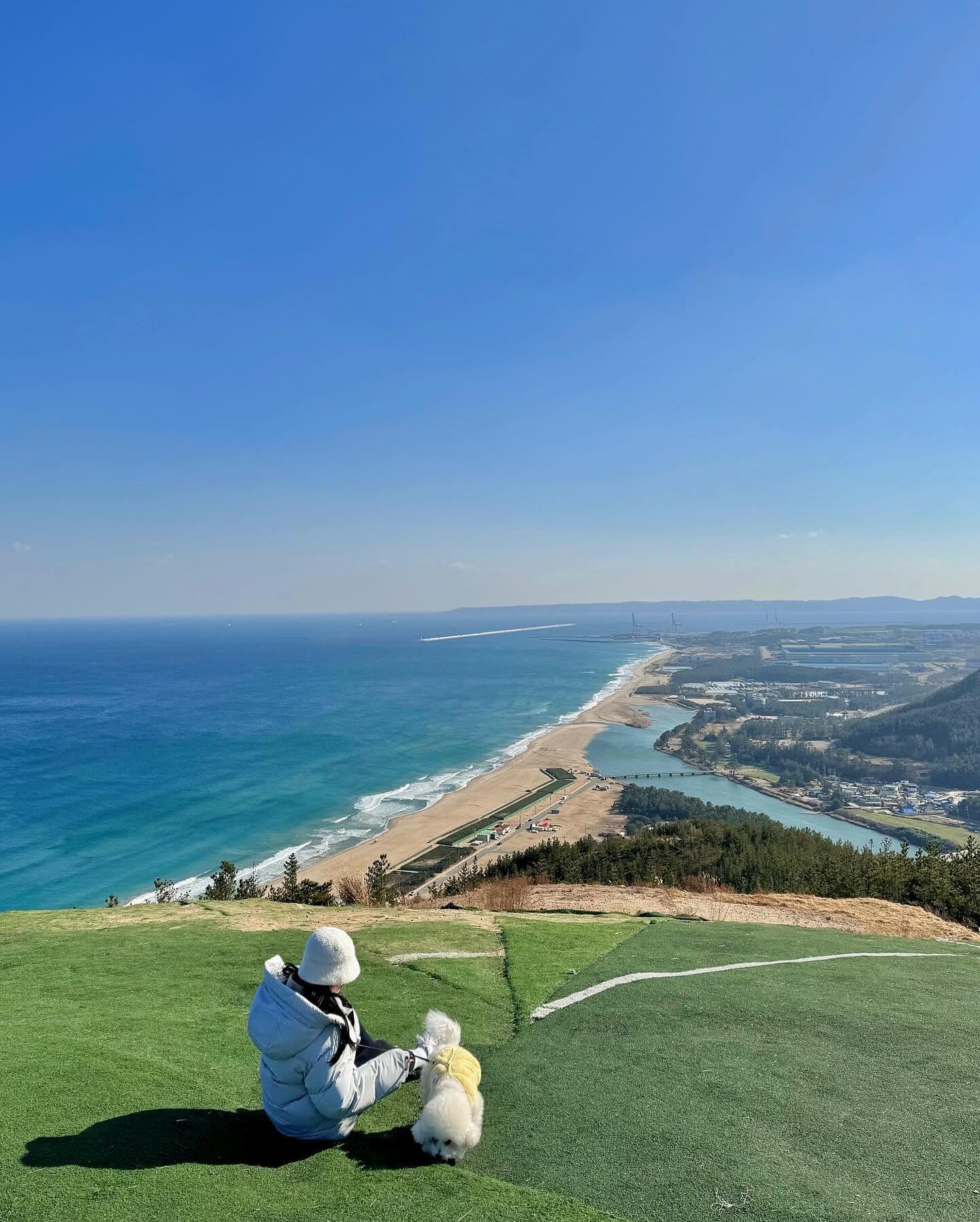 캠핑 철수날 집가기 아쉬워 들른 곳🏕️
바람이 정말 많이 불었지만 뷰는 최고였다🥹🩵💙