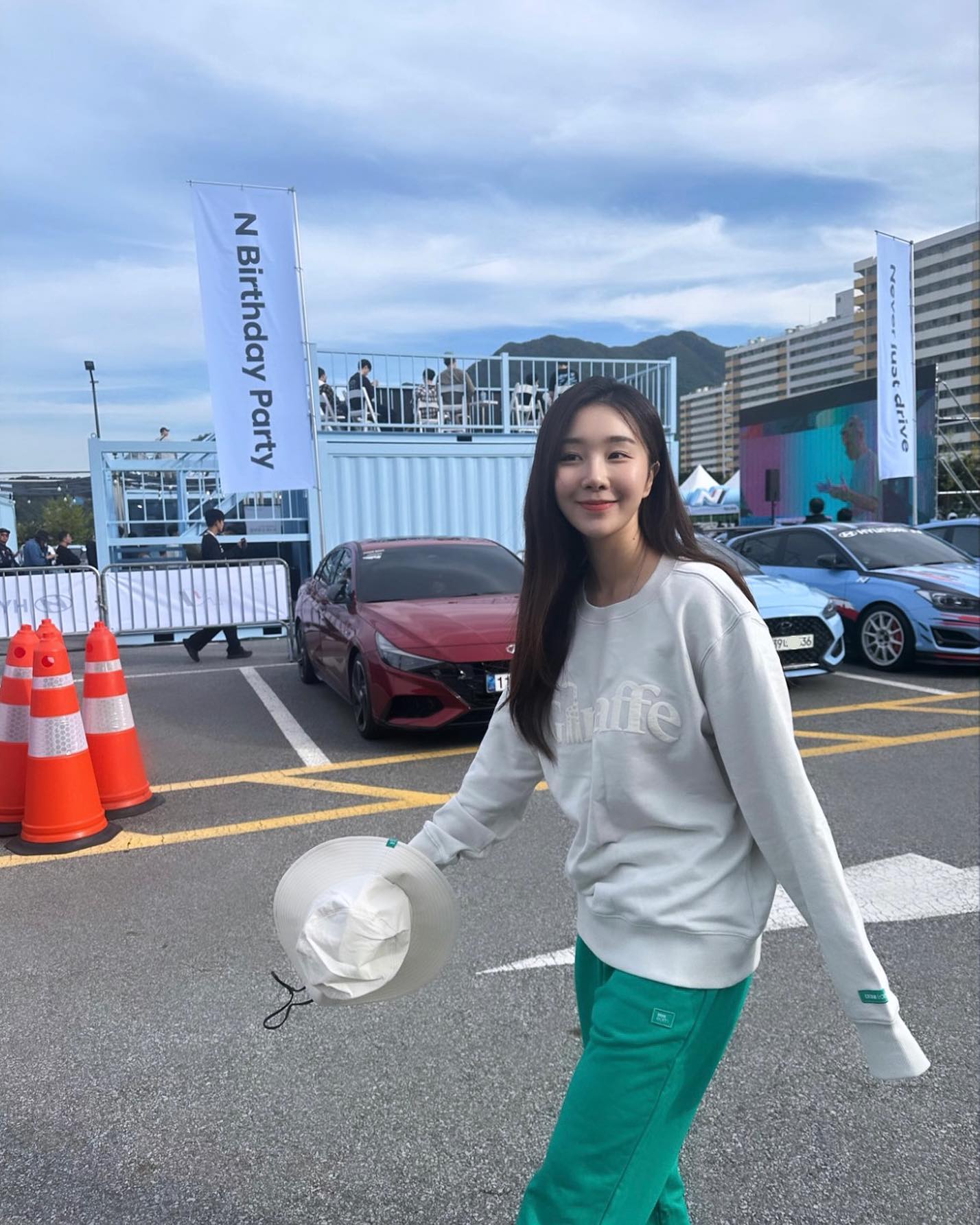 금요일 좋아 😁🙌
스웻 조거팬츠에 쭈리 맨투맨 함께 코디했어요🦒

지구상의 모든 것들을 소중히 하기위해 탄생한 
BBCearth 브랜드의 크루로 활동하게 되었어요! 
브랜드의 생각과 예쁜 코디 잘 전해드릴게요➰ 
플래닛 크루 활동의 일환입니다🌍

#BBCEarth #BBC어스 #플래닛크루