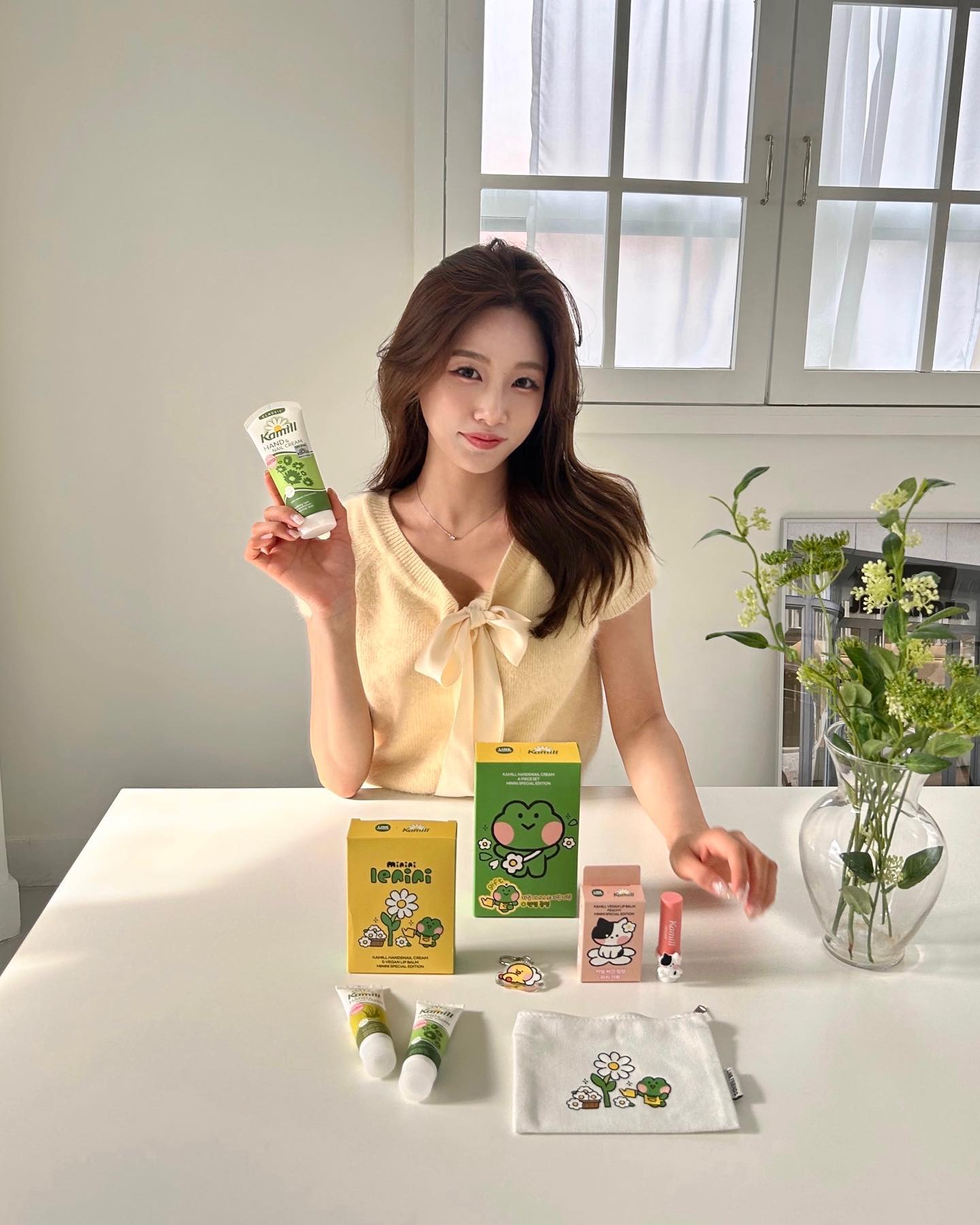 #유료광고 kamill_kor minini_world 💛💚
보습 대장 카밀과 귀여운 라인프렌즈 미니니의 촉촉한 만남! ✨
이렇게 귀여운 조합은 언제나 찬성이요,,🫶🏻
보습으론 이미 너무나도 유명한 카밀 핸드크림!
백색의 크림 타입 제형인데 소량으로도 촉촉하고
보들보들한 마무리가 되어 올 겨울 필수템으로 추천드려요 :)
클래식은 은은한 카모마일 향, 인텐시브는 순한 알로에 향, 허벌은 편안한 허브향인데요! 저는 클래식이 가장 좋더라구요 ㅎㅎ
미니 사이즈는 휴대 하기도 좋은 사이즈라 요기조기 쏘~옥! 넣어 갖고 다니기 굿!! 👍🏻 우리의 손을 보송보송하게 만들어줄 카밀과 올겨울 함께 해보세요 :)

📢 12/20(수) 오후 7시 30분 네이버 쇼핑 라이브 진행으로
가장 먼저 만나볼 수 있으며 카밀 최대 60% 구매 혜택 가득하니 알림 설정 해놓기!

💚카밀 핸드&네일 크림 4종 세트
(클래식 100ml/클래식 30ml/인텐시브 30ml/허벌 30ml)
+ 라인프렌즈 미니니 스페셜 키링 5종 중 1종 랜덤 증정
➰정상가: 23,600원 → 13,900원 (41% 할인)

💚카밀 핸드&네일 크림 2종, 비건 립밤 1종 세트
(클래식30ml/인텐시브 30ml/비건 립밤 클래식)
+ 라인프렌즈 미니니 스페셜 파우치 1개 증정
➰정상가: 24,100원 → 15,900원 (34% 할인)

💚카밀 비건 립밤 피치 
+ 라인프렌즈 제니니 스페셜 캐릭터 링 3종 중 1종 랜덤 증정
➰정상가: 8,900원 → 6,900원 (22% 할인)

#카밀 #kamill #이유있는_1등_보습대장_카밀 #minini #LINEFRIENDS #카밀미니니스페셜에디션 #카밀미니니