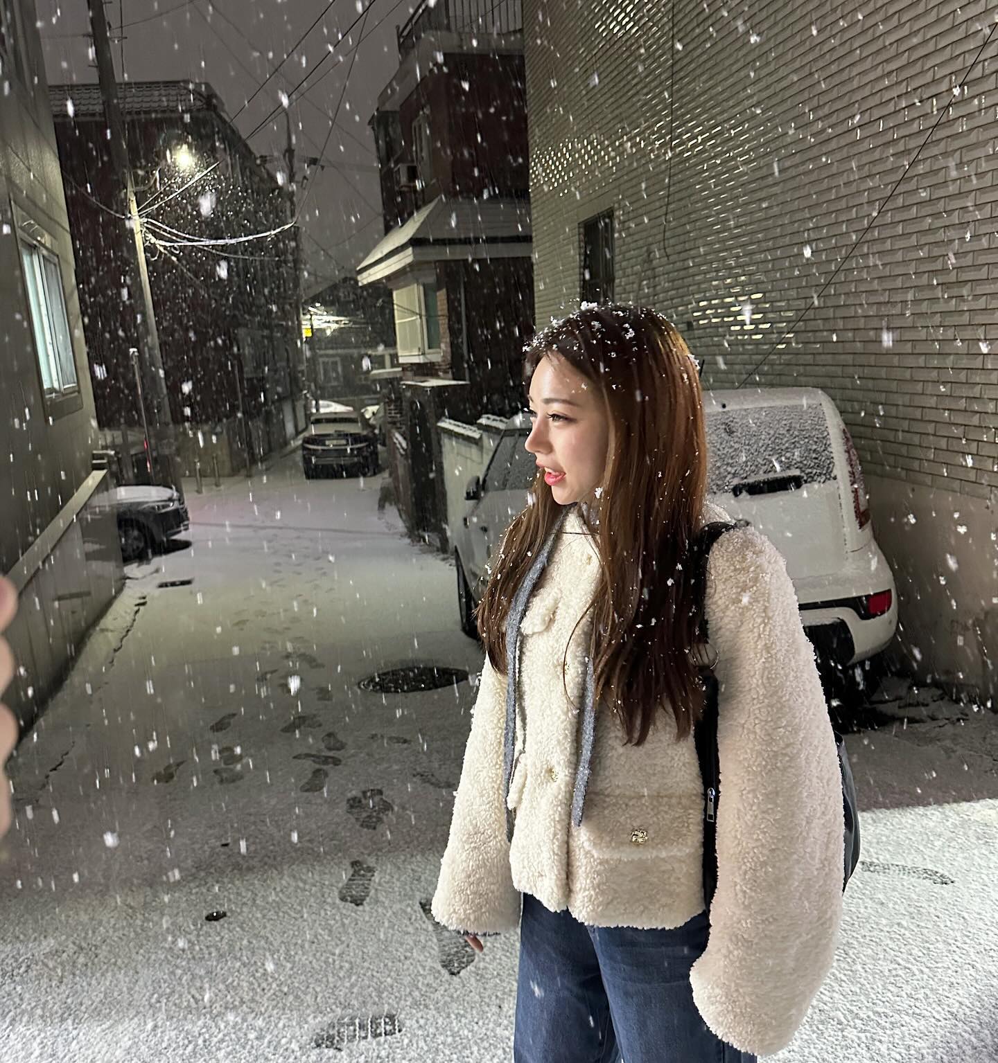 시진찍으면서 놀구있는데  옆에 있던 어머니 아버님이 
너무 이쁘다면서 둘다 선남선녀라면서 그러셨다  ㅋ ㅋ 호두과자 사러갔을때도 사장님이 연예인커플이 들어오는줄 알았다고 그러셨는데 깔깔 ✌🏻
자랑자랑 ~.,~ 자기랑 함박눈 보기 ❄️