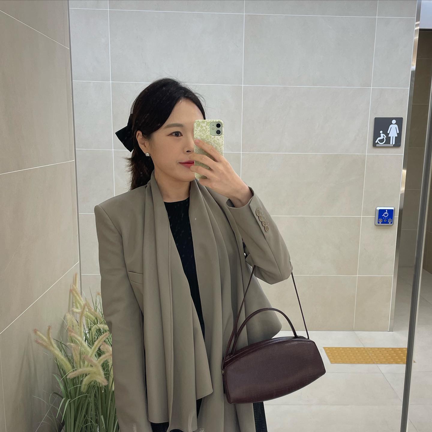 #sentipit_ootd 자유로운직장인데일리룩
-
멋진자켓이랑 가방들고 비흠뻑맞은날☔️
인생난이도상이네 이날ㅠㅠ 

▪️jacket : tibi 
▪️bag : archivepke 
▪️shoes : prada