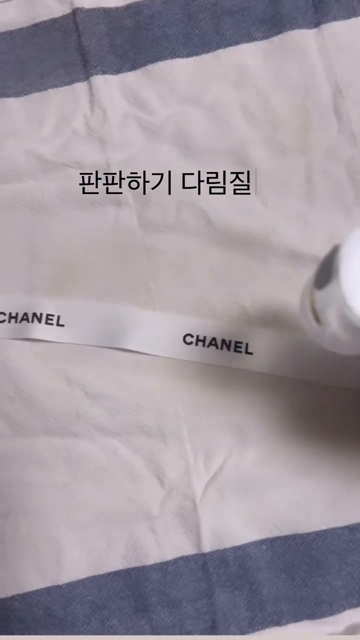 육퇴 후 혼자놀기 
샤넬에서 선물로준(내가 받은건 아님)
샴페인 포장 리본 활용기 🤌🏻
귀엽다 귀여버 #chanel 
ㅎㅎ 나 혼자 놀기 잘하네 👍
.
.
.
.
.
#머리띠만들기 #헤어핀만들기 #혼자놀기 #혼자놀기달인 #만드는재미 #재미있음됨