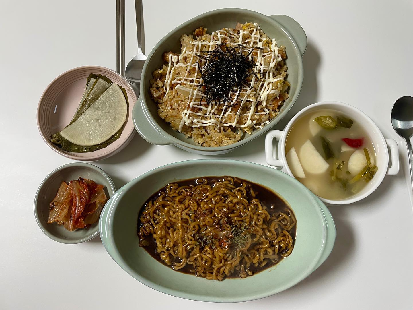 몇일 전 먹은 저녁 밥상 가져왔어요!
시켜먹고 남은 맵슐랭 치킨으로 치킨마요덮밥 만들고 짜파게티 하나 끓여서 같이 먹었어요!

매콤한 양념이 되어있는 맵슐랭으로 치킨마요덮밥 만드니까 더 맛있더라고요?❤️ 매콤할때 동치미 한입 먹으니 개운하고 너무 좋았어요!!!!ღ 

저는 짜파게티 만들어먹을때 촉촉한 걸 좋아해서 물을 쫄이며 끓이다가 어느정도 남았을 때 불을 꺼요! 먹으면서도 국물이 없어지니까요?ㅋㅋ 여러분은 어떤 스타일 좋아하시나요!❤️

이번주 너무 길게 느껴지는데...드디어 수요일이에요😭😭 맛점하고 조금만 더 힘내보아여❤️