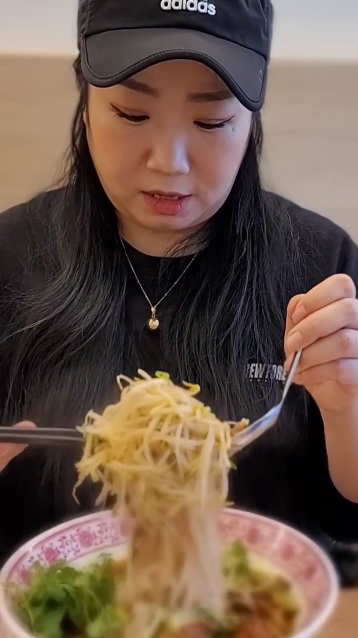 이것은 쌀국수인가...고기국수인가🤤

매일6시간 직접 끓이는 진~~한 고기육수는
깊어있게 우려낸 그 내공이 느껴지구요!
차돌양지쌀국수(11,000원)는 고기가 듬뿍올려져
고기로 면치기가 가능할정도였어요🫰🫰

아...전날 과음하지도 않았는데
얼큰불고기쌀국수(10,000원)는
어제 술좀 마실껄 그랬나 싶을정도로
걍 완전!!!해장이 되는 맛이라 술쟁이들이라면
이건 정말 저믿고 드셔보시기 바랍니다!!

면,숙주,청양고추,양파절임 리필가능하고
뜨끈한 육수도 추가해주십다!! 
(식사하러 갔다가 쏘쥬 스타트할뻔;;)

요기서 새우짜조(3500원) 맛보고나면
일반 새우튀김 짜져~~ㅋㅋㅋ
바삭한 식감이 정말 오감만족입니다!!!

위치는 수유3동 우체국 바로 옆이구요
오픈맛집이라서 정말 깔끔 그 자체에요.
혼밥.혼술 가능한 1인자리도 있고
테블릿오더 가능해요!

따듯한물에 감동!! 후식 요쿠르트에 또한번 감동!!
고수도 사장님께 말씀드리면 듬뿍 주십니다!!
사장님 완전 친절하세요😍

🏷네이버에서 고구마짜조 또는 새우짜조 쿠폰발급
🏷포장/배달 가능

📍수유월미당 : 서울 강북구 수유동 173-4
🪧영업시간 : 10:30~22:00 
🪧전화 : 0507-1462-0635

#쌀국수맛집 #수유월미당 #우이천맛집
#월미당 #월미당수유점 #수유쌀국수
#짜조맛집 #베트남쌀국수 #베트남식당추천 
#수유맛집 #강북맛집 #서울맛집
#foodstagram #reals #creative 
#phở #quánphởngon
