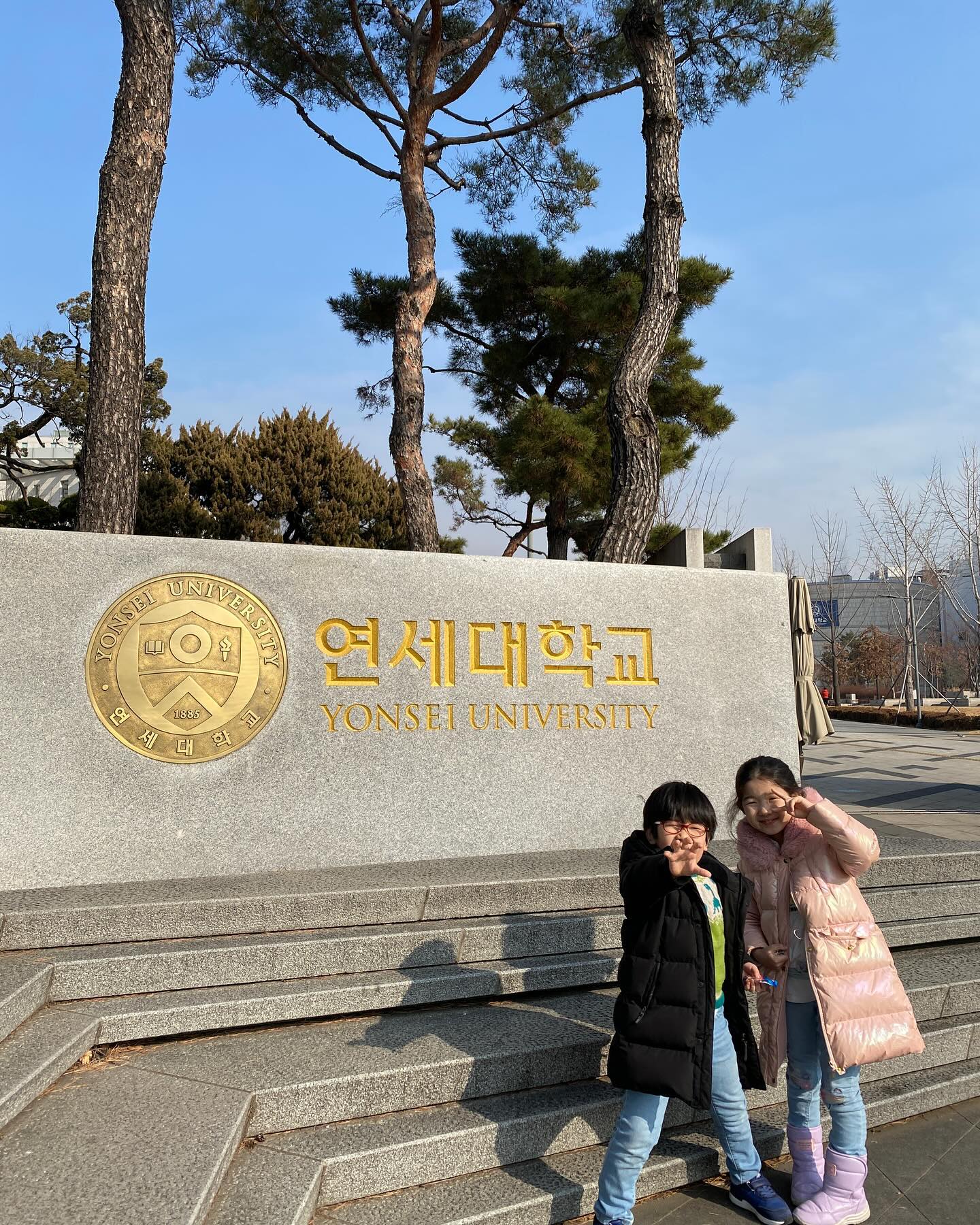 -
갑작스런 #연대투어 🤣
어젯밤 문득 기름값이 아까워 국회 어린이박물관 예약을 했는데 1:30부터라 세브란스 진료 끝나고 밥까지 먹어도 시간이 조금 남는 것이었다. 뭘하며 시간을 떼우나 고민했는데 주차시간을 무려 6시간이나 준다고 해서 급! 세브란스 바로 옆 #연세대 #둘러보기 ㅋㅋㅋㅋㅋㅋㅋㅋ

때마침 연세대박물관에서 올리버 R. 애비슨 박사의 방한 130주년을 기념한 전시회를 하길래 같이 구경하고… 마침내(?) 정예담이와 정윤우가 연세데(?) 입학을 꿈꾸게 만듦🤣 ㅋㅋㅋㅋㅋ

뭐.. 학벌이 다는 아니지만 그래도 이왕이면 좋은 학교 가면 좋지 ㅋㅋㅋ 울 학교도 좋았지만… 나도 연세데(!) 다니고 싶네 🤣 ㅋㅋㅋㅋㅋ

#울학교 #미안해 ㅋㅋㅋㅋㅋㅋ #연세대굿즈 #오만원어치삼 #과잠까지 #살뻔했잖아 ㅋㅋㅋ #예담이가예쁘대서 🤣ㅋㅋㅋ