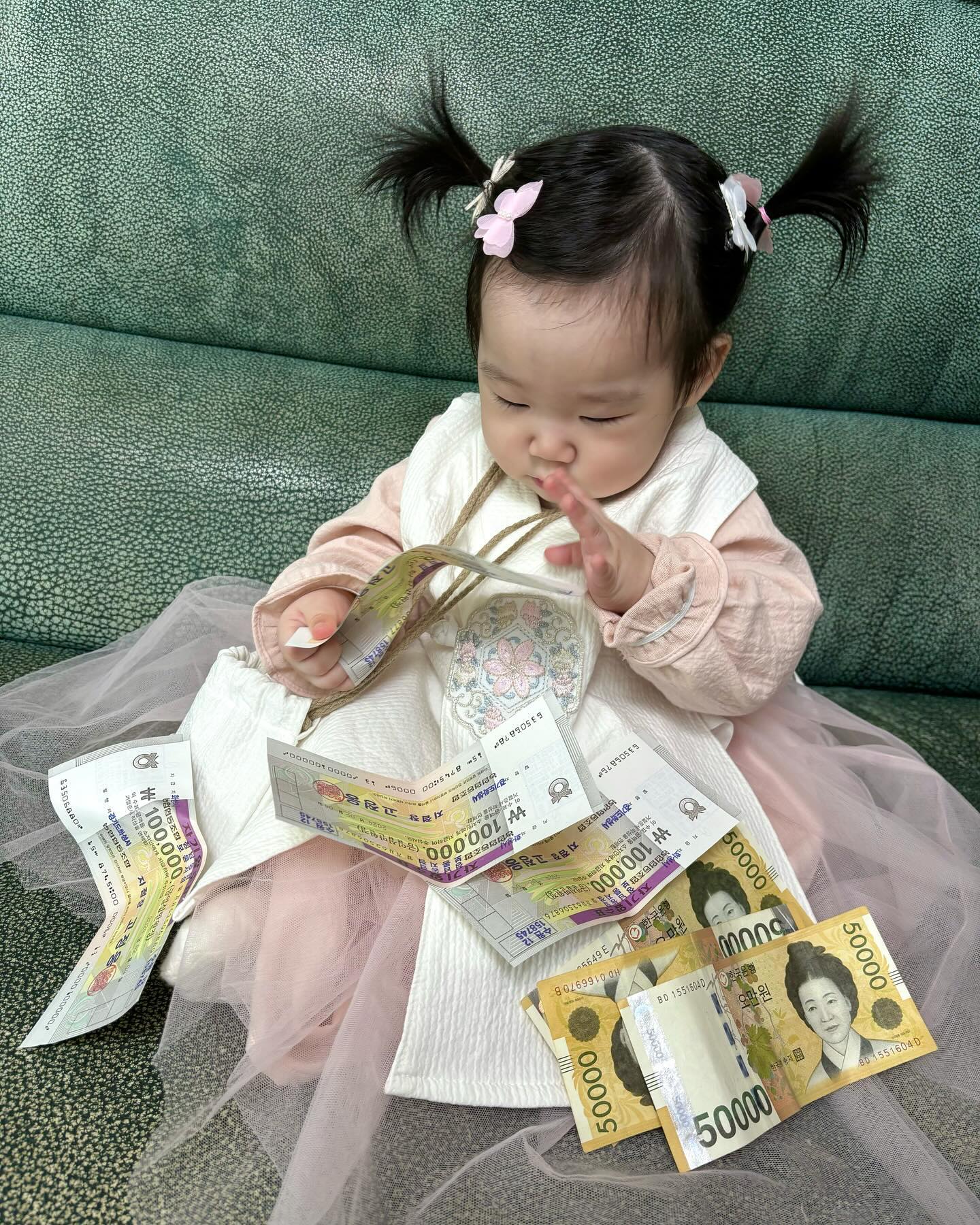 수아 미리 설 시작🙇🏻‍♀️🩷
지난주말 친정에 먼저 다녀왔어요-
정식한복은 오래입고있기엔 원단이 좀 불편할거같아서
평소에 샤스커트 원피스처럼 입힐수있는 비교적 편안한 디자인 한복으로 골라서 입혀갔는데 확실히 한복입히니 넘깜찍하고 이뻐요😍 덕분에 미리 설느낌 물씬!! 

용돈주머니는 같이 코디되어있어서 별생각없이 같이샀는데
수아가 가방멘게처음이라 신기한지 용돈주머니를 들고 흔들며
본의아니게 할미할부지 #새뱃돈 압박(?)🤣🤣

덕분에 새배도 대충하고 용돈두둑히 챙긴 조수아양👶🏻
손에 닿는건 다 입으로 넣는애가 돈은 쥐어주니 입으로 안넣고
한장씩 펼쳐 세더라고요? (너 뭘 아는거지..?)
어머님들 설세러가실때 아가 용돈주머니 꼭 메어주세요?

#그게큰역할합니다😆
#첫설날 #설날 #아기한복