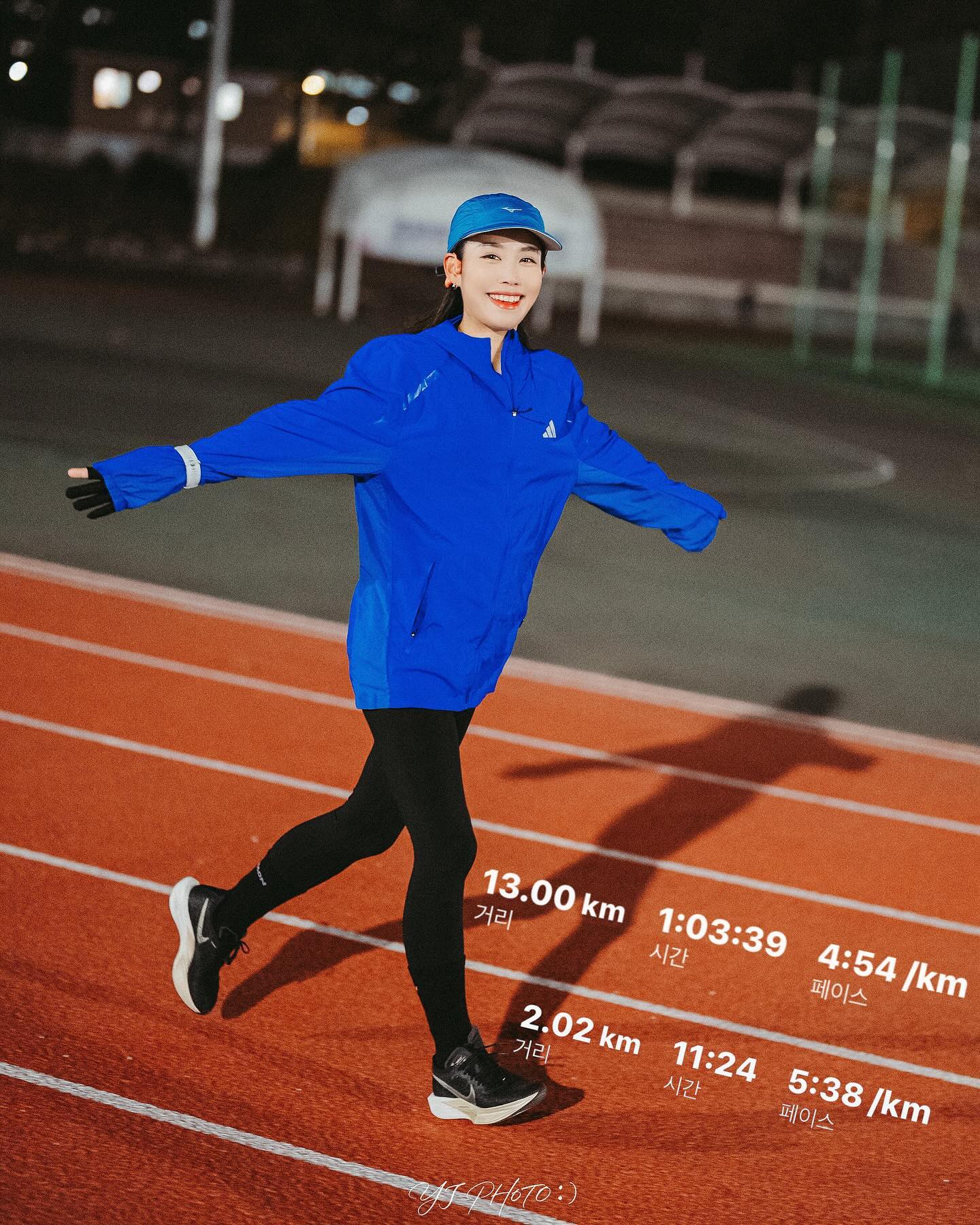 #살러클 화요일 1시간 자유주🏃‍♀️
#231128 

춥다..너무 춥다🥶
날씨가 이렇게 추운데 트랙에는 러너들로 바글바글
런태기 오기 딱 좋은 날씨라서 
같이 뛰어야 억지로라도 뛴다🤣
우리 열정으로 다 녹여버리자요🔥

📸 yeyoungjae_ #와이제이포토 
🫡 hwantastic__ 
🫶🏻 salomon_club 

.
.
.
#런스타그램 #운동스타그램 #운동하는여자 #운동기록 #운동그램 #running #marathon #러닝 #필레이디_클라라