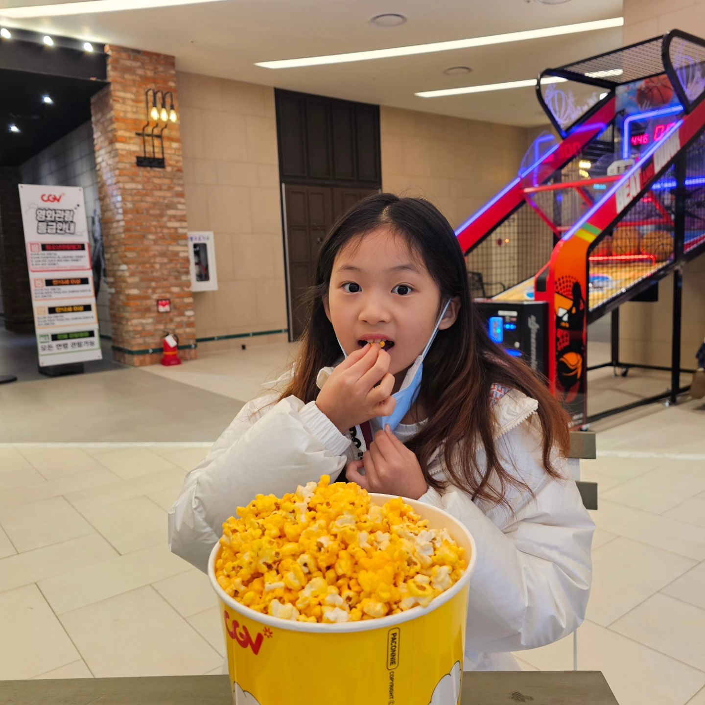 2024.01.21
아빠는 필드가고 우리는 영화데이트❤️
역시 리클라이너가 최고👍
영화 끝나고
올만에 탕후루 가게 들러 탕후루촵촵
율이는 #대단한탕후루동춘점 탕후루가 세상에서 젤 맛있다고🤣🤣