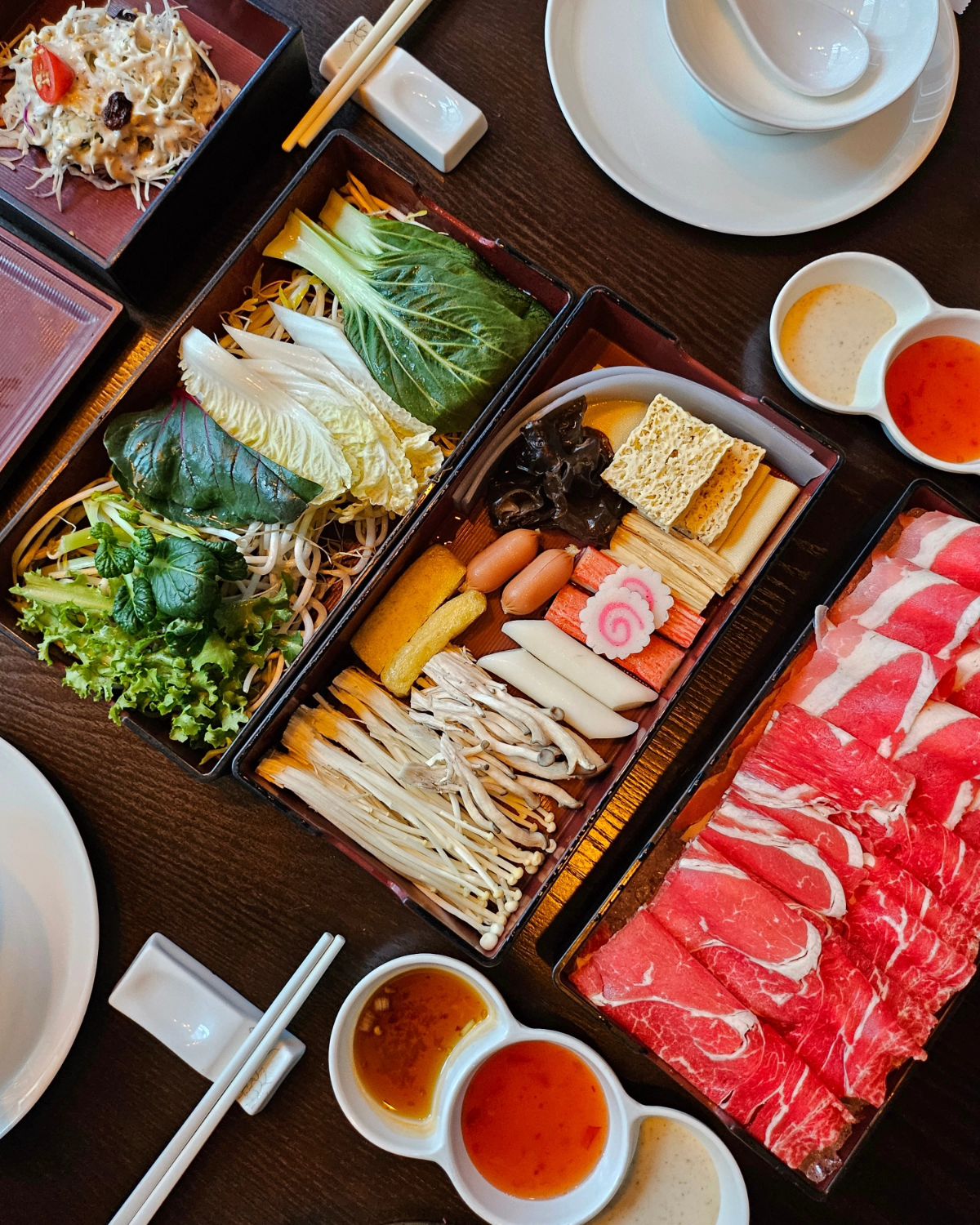 #협찬 경남 최초 훠궈전문점인 수훠궈/샤브샤브에 다녀왔어요🍢🍥🍲
원하는 코스로 선택해서 다양한 재료를 무한으로 맛 볼 수 있는데(소고기 무한은 7천원 추가) 저희는 링코스로 먹었어요!

링코스 구성으로 나오는 옥수수전부터 먹었는데 전부터 넘 맛있어서 먹자마자 기대감 상승🫢

육수도 4가지 중 2가지를 선택할 수 있었고 1인 냄비에 나오니 향신료를 잘 드리는 분도 못 드시는 분도 모두 취향껏 즐길 수 있어서 좋더라구요.역시나 맛도 쵝오😊

테이블도 되게 크고 넓었고 룸이나 칸막이로 프라이빗하게 되어있어 외식이나 모임장소로도 좋을 거 같아요

🍲 위치 : 경남 창원시 성산구 용지로169번길 11-14 201호
⏰️영업시간 11:30~21:30 
☎️ 0507-1364-4546
🚗 주차장 있음

#창원샤브샤브 #창원가로수길맛집 #창원용호동맛집