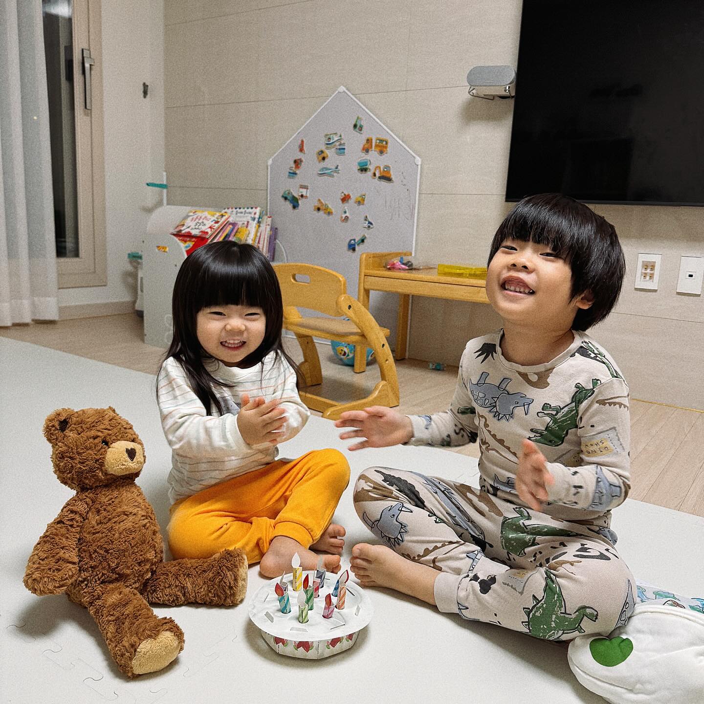 D.2337, D.874
-
🎂 아이들이 제일 좋아하는 시간
생일축하 부르고 촛불끄기
난 옆에서 노랴 불러주기 ㅋㅋ
오빠 한번, 동생 한번, 하트(곰) 한번
마지막은 스윗오빠 🫶🏻
.
.
#예예남매🧒🏻💖👧🏻
#생일축하