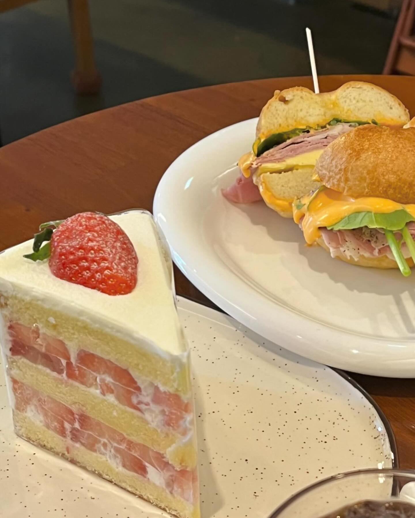 요즘 너무 뜸했었죠 🥹 요즘 바쁜 생활에 자주 업로드 하지 못했어요.
그래도 꾸준히 맛있는 음식은 먹으면서 살아가고 있어요.

앞으로 맛있는 음식 자주 소개드릴테니까 자주 소통해요 저희 ✨

#인천맛집 #서울맛집 #경기도맛집 #대구맛집 #경기도맛집 #경상도맛집 #충북맛집 #충남맛집 #제주도맛집 #도쿄맛집 #일본맛집 #먹방 #소통 #맞팔