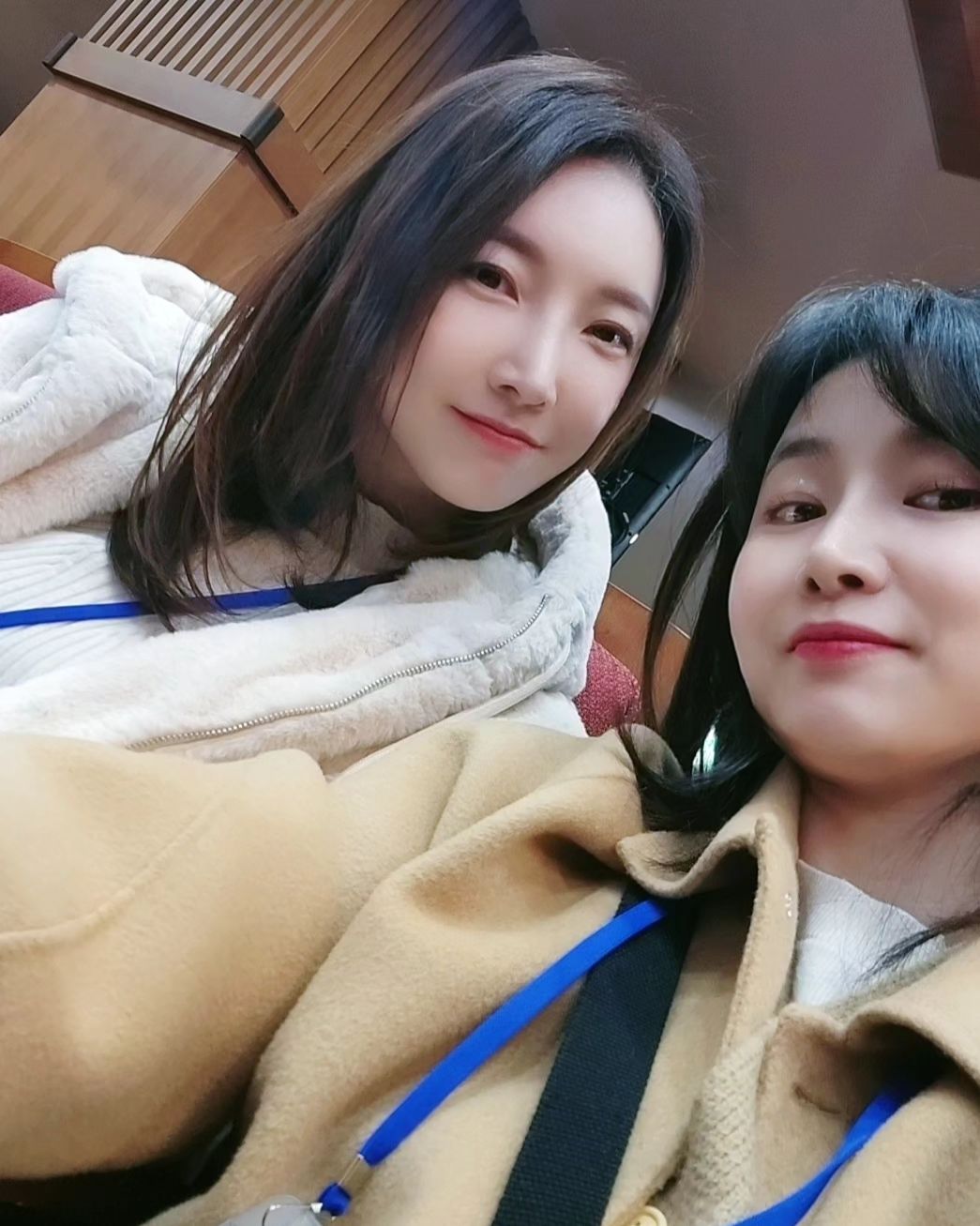 #지난피드올리기🙈
엘하🩷

왜 때문인지 모르겠지만
중요한일들이나 큰 행사에 대한 내용을
올리지 않았던 것 같아요😅

이번 피드도 사실 지난 11월에 있었던
#필라테스협회 워크숍이랍니다🌟

2024년부터 함께하게 될 임원진들이 모여
인사를 나누고 앞으로의 방향성을
나누는 자리였는데요

예전에 소개해드렸던 제 롤모델있죠
그 원장님과 함께 참석했어요🧡

물론 제 굴욕사진도 함께
남겨주셨습니닼ㅋㅋㅋ🤣🤣🤣

이제까지 웅크리며 쌓아가는 단계였다면
올해는 더 넓은 방향으로 나아갈래요💪

혹시 올해 #목표 가 있으면 알려주세요😄

.
.
.

#2024년목표
#계획적 으로
#꾸준함 을 갖고
#끈기 있게
#성공 하는 사람이 되자💪

#책읽기 #긍정적인마인드 #메모하기
#자기계발 #포기하지🙅‍♀️ #다이어리쓰기
#개인수련🧘🏻‍♀️_꾸준히 #다이어트하기

_

#워크숍행사 #KLCA #화이팅🔥

#요가강사 #필라테스강사 #프리랜서강사
#코칭강사 #운동강사
#yoga #pilates #diet #workout
#yogateacher #pilatesteacher