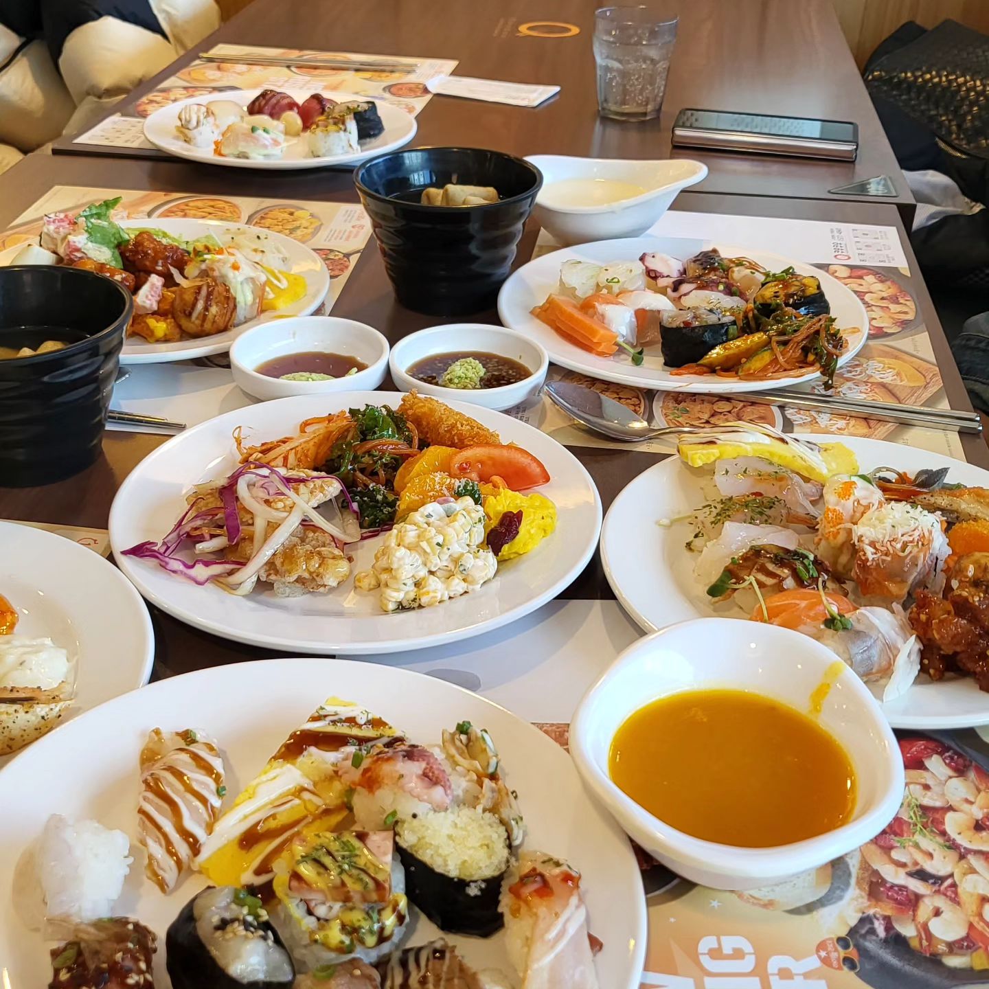 #협찬 

맛있는 초밥, 스시, 롤과
복어채, 깐풍게, 앙쿠르트스프,양념치킨 등등
가지수와 퀄리티가 최상인 스시뷔페
쿠우쿠우 삼송원흥점 다녀와떠염🤸

오전11시 오픈할때 달려갔더니 갓 만든 음식들을
따뜻하게 먹을 수 있어서 최고였어요💖

앙쿠르트 스프는 한시간에 한번 리필이 되니
꼭 종소리 울릴때 때 달려가서 줄 서세요!ㅋㅋ

쿠우쿠우도 매장마다 퀄리티가 다른데
고양원흥점은 손꼽게 맛있네요🫶

🚩경기 고양시 덕양구 삼송로 8 (원흥동, 한일골드타워) 9층

🚩[영업 시간] 매일 11:00~21:30

#협찬 #쿠우쿠우 #쿠우쿠우삼송원흥점 #일산맛집 #일산초밥 #일산초밥뷔페 #고양맛집 #고양시맛집 #고양초밥뷔페 #고양초밥 #원흥동맛집 #원흥역맛집 #고양가족모임 #일산가족모임 #일산뷔페 #고양뷔페