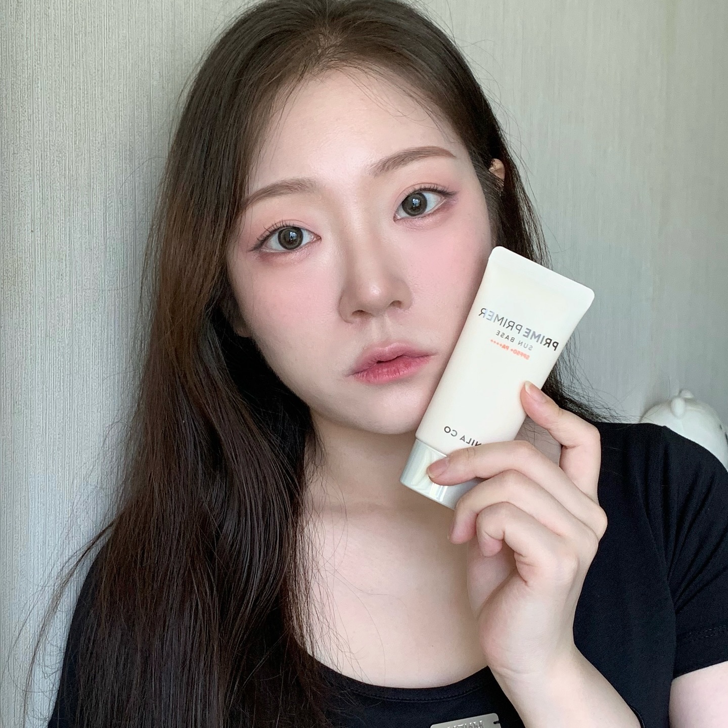 #ad | 입소문 난 그 조합! #바닐라코 의 프라임 프라이머 선베이스 + 프라임 프라이머 세팅 픽서

프라임 프라이머 선 베이스🤍
선크림 바르고, 베이스 덧바르는 귀찮은 메이크업 그만✋🏻!!! 
여러 겹 바를 필요없이 선베이스 하나로 매끈 피부 완성 가능~!!
실내 활동은 물론 오랜 외출에도 걱정 없는 SPF50+, PA++++의 높은 자외선 차단 효과와 백탁 없이 투명하게 발리는 제형으로 하얗게 뜨는 현상 없이 자연스러운 메이크업이 가능해요>_<

NEW 프라임 프라이머 세팅 픽서🤍
24시간 강력 스웨트 프루프 효과를 가진 세팅 픽서! 
미세하고 균일한 입자가 넓고 고르게 분사되어 뭉치거나 흘러내림없이 피부에 촘촘하게 밀착돼요!
#선베이스 로 밀착하고, #세팅픽서 로 마무리하면 아무리 더워져도 무너짐 걱정없어서 여름에 너무 추천하는 조합이에요!!

저도 선베이스와 픽서까지 써주고 외출했다가 운동까지하고 와도 땀에도 화장 무너짐없이 지속되더라구요👍🏻

 #프라임프라이머 #베이스 #픽서