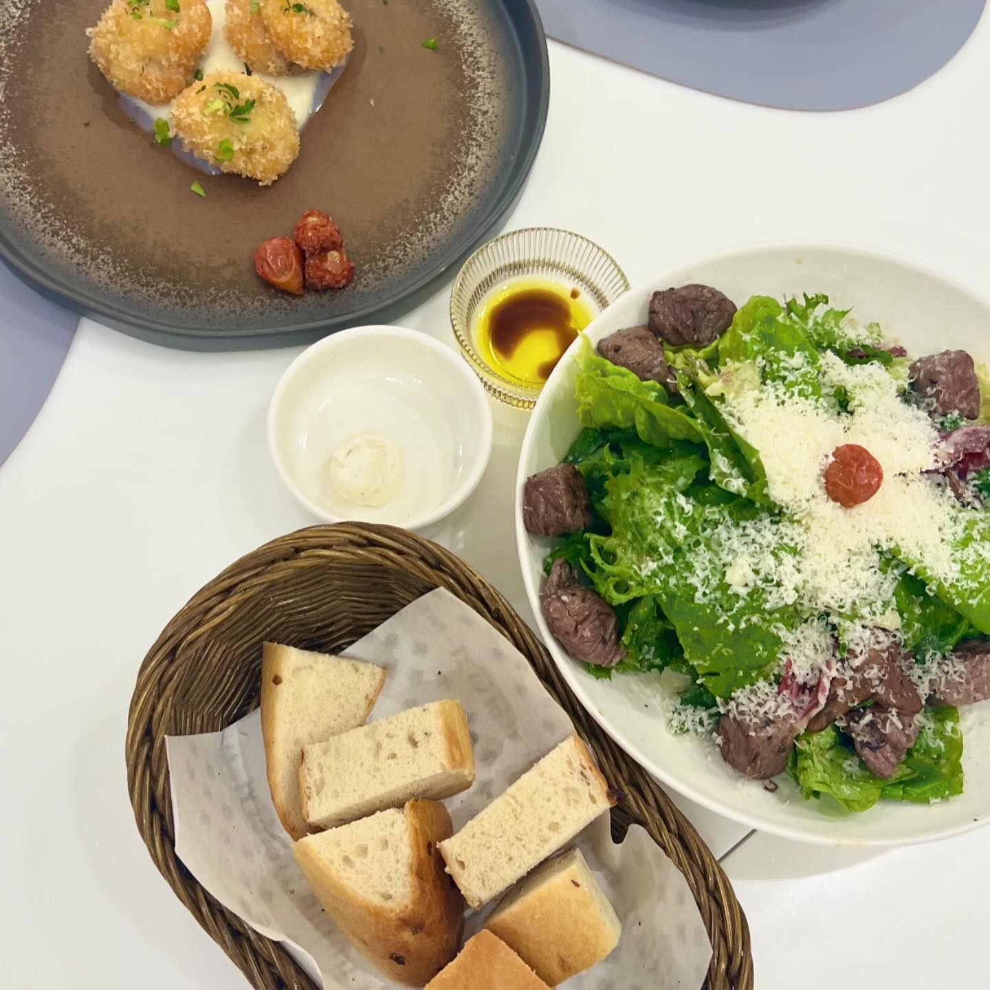 까사벨라 다녀옴
응 다녀옴^^ 
샐러드에 소고기랑 관자튀김 맛있음