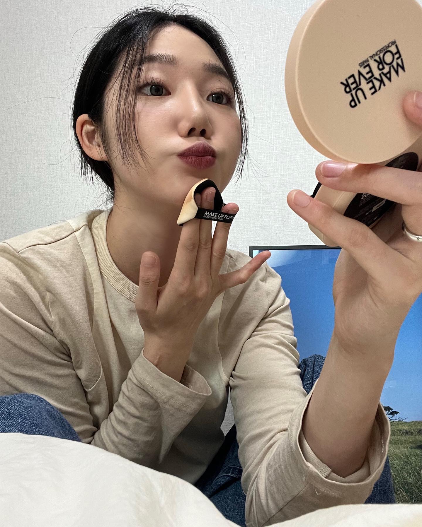 #유료광고 makeupforever
메이크업포에버 HD SKIIN 베이스 라인에서 드디어 출시된 HD SKIN 쿠션이 새로 출시되었다고 해요~! ✨
베이스맛집 메이크업포에버에서 쿠션 유목민을 위해 만든 #쿠션 종결템! 
1R02 컬러를 제가 사용해봤는데요!

촉촉한 텍스처로 스미듯 얇게 밀착되면서도 특히
커버력이 정말 좋아서 놀랐답니다!
한국 프로 커렉티브 팀과 공동 제작하여 개발한 5가지 쉐이드로 
컬러감까지 정말 정말 예뻤어요 ㅠ-ㅠ
루미너스 매트 피니쉬로 피부결이 고급스럽게 마무리되구
지속력까지 짱짱해서 요즘 트렌드인 올드머니 메이크업 베이스로
중요한 약속이 있는 날 애용중이에요!

평소 저는 피부에 붉은 홍조가 고민이라 커버에 
중점을 둔 쿠션을 찾고 있었는데 커버부터 은은한 광채,
지속력까지 하나도 빠짐없는 요 HD SKIN 쿠션으로 제 피부고민 종결✨
 
또, 요즘 다크서클로 스트레스 받고 있는데 다크서클 맞춤 커버로 유명한 
HD SKIN 컨실러를 함께 사용하니 정말 도자기처럼 매끈한 언더아이가 완성되더라구요..!

쿠션 유목민이었던 저는 이젠 메포 HD SKIN 쿠션과 HD SKIN 컨실러로 정착이에요...💕

#메이크업포에버 #HDSKIN쿠션 #쿠션종결템 #김채원쿠션 #초밀착커버 #메이크업포에버쿠션 #올드머니룩 #올드머니메이크업 #커버력좋은쿠션 #쿠션추천 #지속력좋은쿠션 #HDSKINCUSHION #HDSKIN컨실러#언더아이컨실러 #볼륨컨실러 #1R02