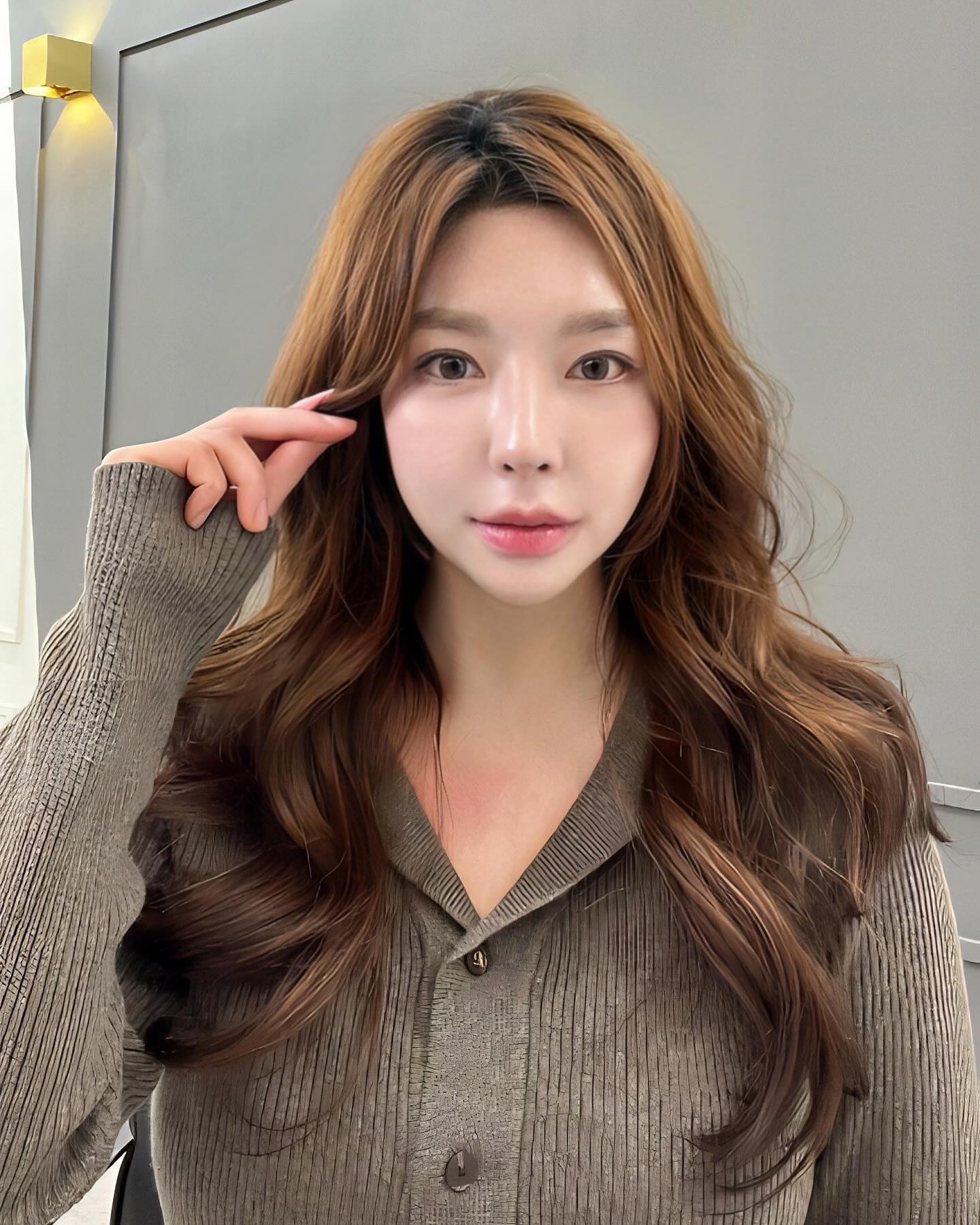 ♡[ 에이바헤어 / 구로디지털단지역점 ]♡

.
.
쉬는날 구디 에이바헤어 성은원장님한테 s컬펌받으러 다녀왔어요^^ 
일단 저희집이라 너무 가깝고 2호선 구로디지털단지역이랑도 가까워서 초행길인데도 쉽게 찾아갈수있었어요
매장 분위기가 깔끔하니 조용해서 좋았습니다 
시술전에 충분히 성은원장님께서 상담후에 진행을 해주셔서 더욱 만족도가 높았던거같습니다 
추천추천👍🏻👍🏻

*플레이스 https://m.place.naver.com/hairshop/1258976977/home?entry=pll
*인스타 https://www.instagram.com/avahair_gudi

📌서울 구로구 디지털로32길 92 2층 213호 
.
.

#구디역미용실 #에이바헤어 #에이바헤어구로디지털단지역점 #구로머리잘하는곳 #펌 #염색 #클리닉 #s컬펌 #레이어드펌 #열펌  #긴머리펌 #광고 #협찬