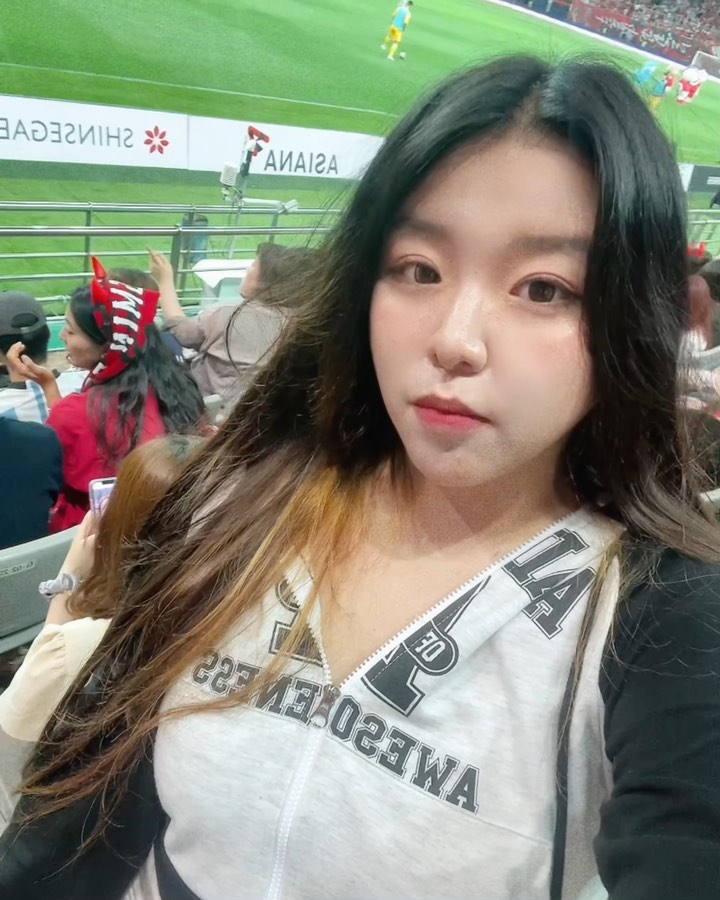 6월 시작하고 학교 도서관에서 쪽잠자지만 올해 가장 행복했던 내 힐링스팟들😤️⚽🤍️ 
경기장에서 수시로 영상 찍어야 하는 바람에 
아이폰 카메라 동영상 모드로 영상만 많이 찍혀서 
사진은 저와 선수들 사진 포함 세 장뿐이더라고요 ㅋㅋ
그나마 셀카.. 그래도 첫직관 = 승리!! 
그리구 어쩌다 내 맘에 들어온 히찬만 보여 🫶🏻