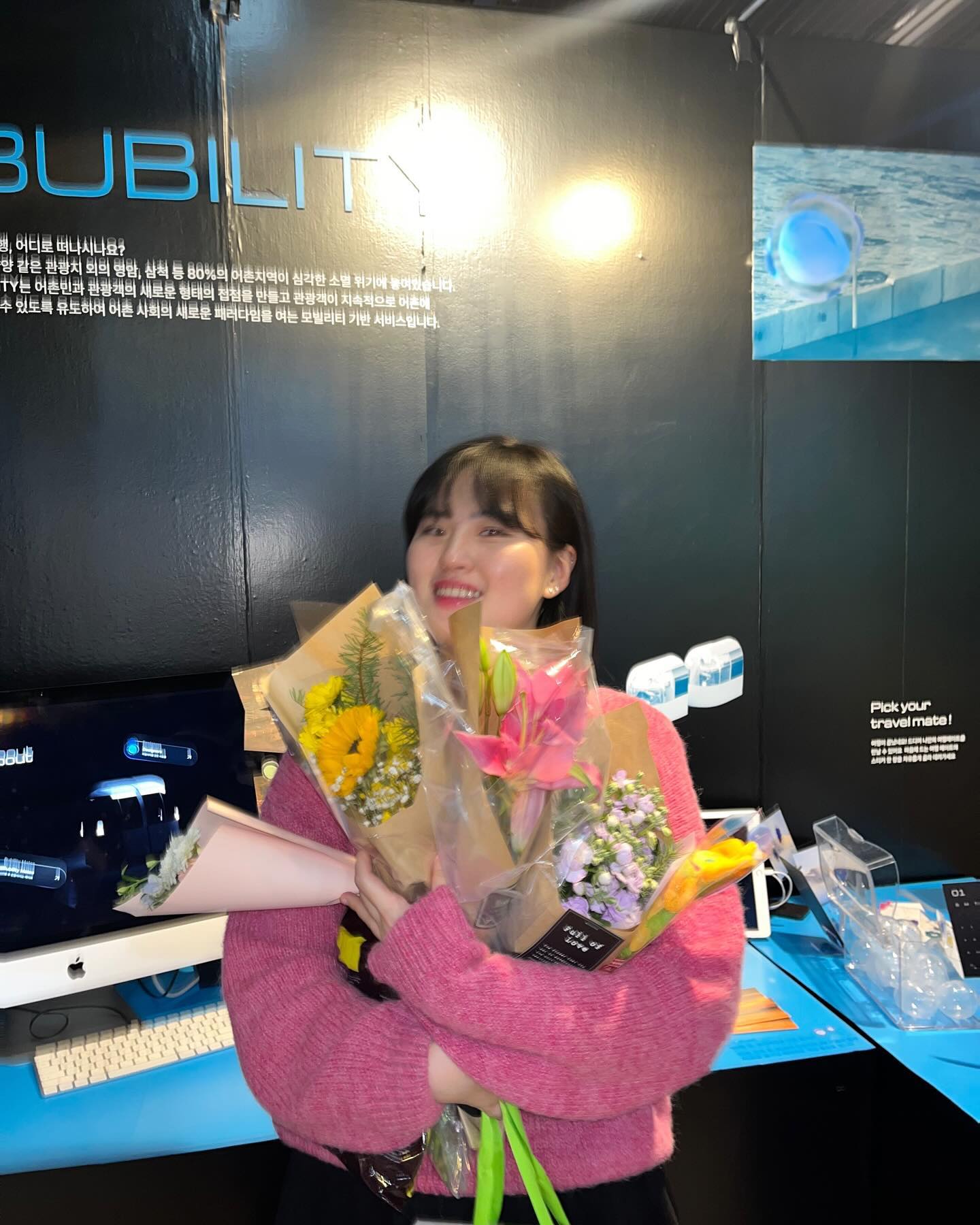 드디어 1년동안의 여정을 담은 졸업전시를 마쳤습니다!

먼저 시간 내어 전시장까지 찾아주신 분들, 멀리서나마 축하해주시고 응원해주신 모든 분들께 감사의 인사를 전해드립니다.

이번 전시 기간 동안 여러분들의 따뜻한 관심과 응원 덕분에 많은 힘과 용기를 얻었습니다. 여러분들의 참석이 제게 큰 의미가 되었고, 제 작품이 이렇게도 많은 분들에게 공유될 수 있어서 영광이었습니다.

소중한 여러분들이 함께 해주신 걸 보니 제가 그동안 헛살진 않았나봅니다. 너무나도 감사한 여러분들 영원히 기억하며 보답하겠습니다:)

그치만 아직 한 발(취업) 남았다••• 파이팅!!! 🔥🔥🔥

( 오프라인 전시장에 참석하지 못하셨거나, BUBILITY가 궁금하신 분들은 프로필 링크 된 웹 사이트에서 확인 가능하십니다🫧🩵 )