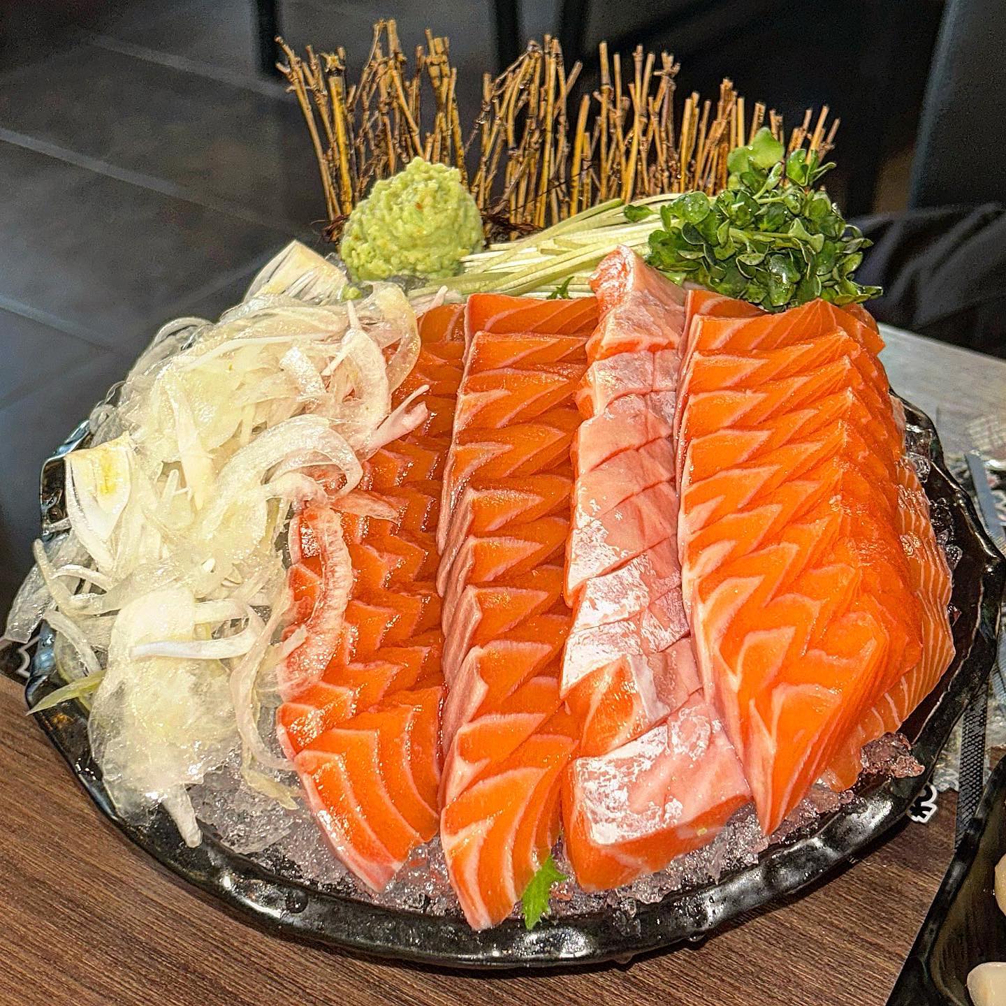 미친 퀄리티 연어 무한리필 발견 😍
#군자연어시장

군자에 있는 🍣군자 연어시장🍣다녀왔어요 👏🏻

🕖 14:00 - 24:00
23:30 라스트오더
매주 월요일 정기 휴무
📍 서울 광진구 능동로36길 8 2층
📞 0507-1383-3602
✋🏻 무선 인터넷, 남/녀 화장실 구분, 예약, 배달, 포장, 단체 이용 

질 좋은 연어와 참치를 합리적인 가격으로
편안하게 먹을 수 있는 연어 참치 전문점이더라고요❤️

군자역에서 내리자마자 있을 정도로 위치가 좋아서
회식장소로도 좋고 매장 내부가 넓직하고 테이블도 분리되어 있어서 편안하게 식사할 수 있었어요

📍생연어 500g _ 38.0
📍아이스티 소주 _ 7.0

먹자마자 입에서 녹아내리는 연어에
달달한 아이스티 소주 한잔 하니 이곳이 극락 🤩
연어가 퀄리티가 좋아서 폭풍 흡입할 수 있답니다 😘

군자 연어 맛집 추천드려요 ❤️

#연어시장군자역#군자역횟집#군자역연어#군자역초밥#군자역스시#군자역일식#군자역맛집#군자역참치