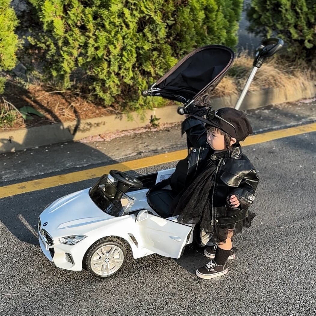 #제품제공 #협찬

새롭게 리뉴얼된 대호토이즈 BMW Z4 푸쉬카🖤✨

✔️기존의 고무띠바퀴에서 완전한 EVA 고무 바퀴로
업그레이드되어 더욱 튼튼하고 고급스러워졌어요:)
✔️캐노피디자인도 변경되어 햇빛을 더욱 효과적으로
차단해줄 수 있어요. 무려4단계의 각도조절디테일까지..
(머리충격방지를 위해 캐노피기둥엔 쿠션처리🥹)

이동중 소음감소적용으로 더욱 편안하게 즐길 수 있답니다.

붕붕카모드/푸쉬카모드로 필요에 따라 전환하고, 
핸들엔 멜로디와 경적버튼까지 탑재되어 유모차거부하는
아이도 너무 좋아할 수밖에 없는 흥미유발템!

탈착가능한 푸쉬카핸들은 차량의방향을 전환할 수 있어요.
푸쉬카가 핸들링이 이렇게도 좋다니 말이되....?

2024년 4월11일(목)에 출시된 따끈따끈한 
BMW Z4 푸쉬카 plus #대호토이즈 에서 만나보세요♥️

daeho_toys 

.

.

.

#푸쉬카 #붕붕카 #유아전동차 #아기자동차 #아기붕붕카 #아기푸쉬카 #푸쉬카추천 #아기bmw #16개월아기 #아기모델 #베이비모델 #babycar #babymodel #chic #chicbaby #이구역콘테스트 #나들이패션왕 petitelin_official