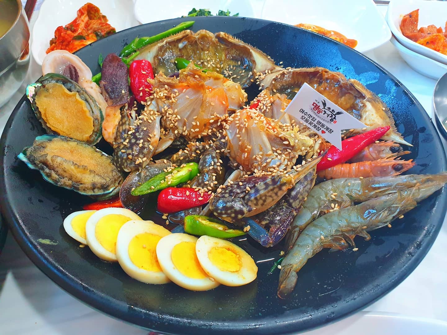 여수가면 무조건 필쑤로 먹는 게장!!!
이번에는 명동게장집 가서 꽃게장모둠 2인 정식 시켜서 먹었는데~~ 완전 알 듬뿍!! 살도 듬뿍!!! 간장게장도 맛있는데 양념게장도 완전 매콤달콤해서 밥 도둑이었다😍😍😍
저거 다 먹으면 돌게장으로도 3번 리필가능하니까 완전 개이득😋
.
.
#여수 #여수맛집 #여수여행 #명동게장 #웨이팅맛집 #꽃게장모둠 #간장게장 #양념게장 #일상 #남편이랑❤️ #힐링 #데일리 #여행사진