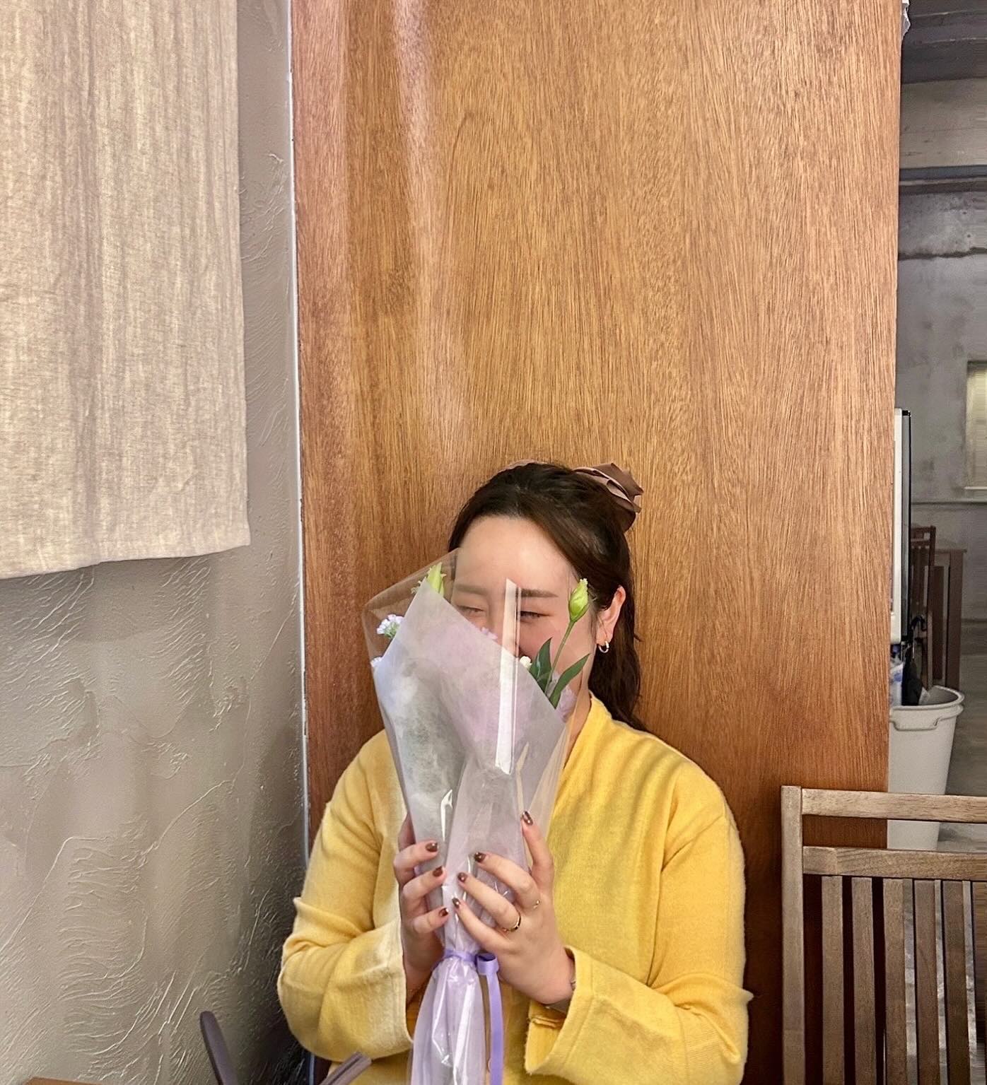 마음이 사르르🤍

마음이 싱숭생숭하고 있던 때에 갑자기 받은 꽃선물💐
정말 감동받았지 모에요🥺
이렇게 따뜻한 마음을 받으니까 
우울함도 싹 사라지는 기분이에요!

내곁에 있어줘서 고마워!

마음이 흔들려도 굳건하게 잡아
내가 하고 싶은걸 맘껏 할수 있는 날이 오도록 노력하즈아!!