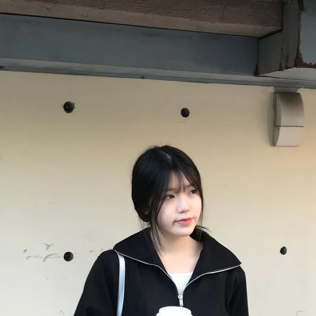 유진 on Instagram: "고급스럽고 세련된 무드의 숏 스웨이드 자켓 🖤💭 소프트한 터치감과 은은한 광택감이 정말 예쁜 아우터에요! 크롭 기장이라 핏도 넘넘 예쁘고, 투웨이라서 편하게 입을