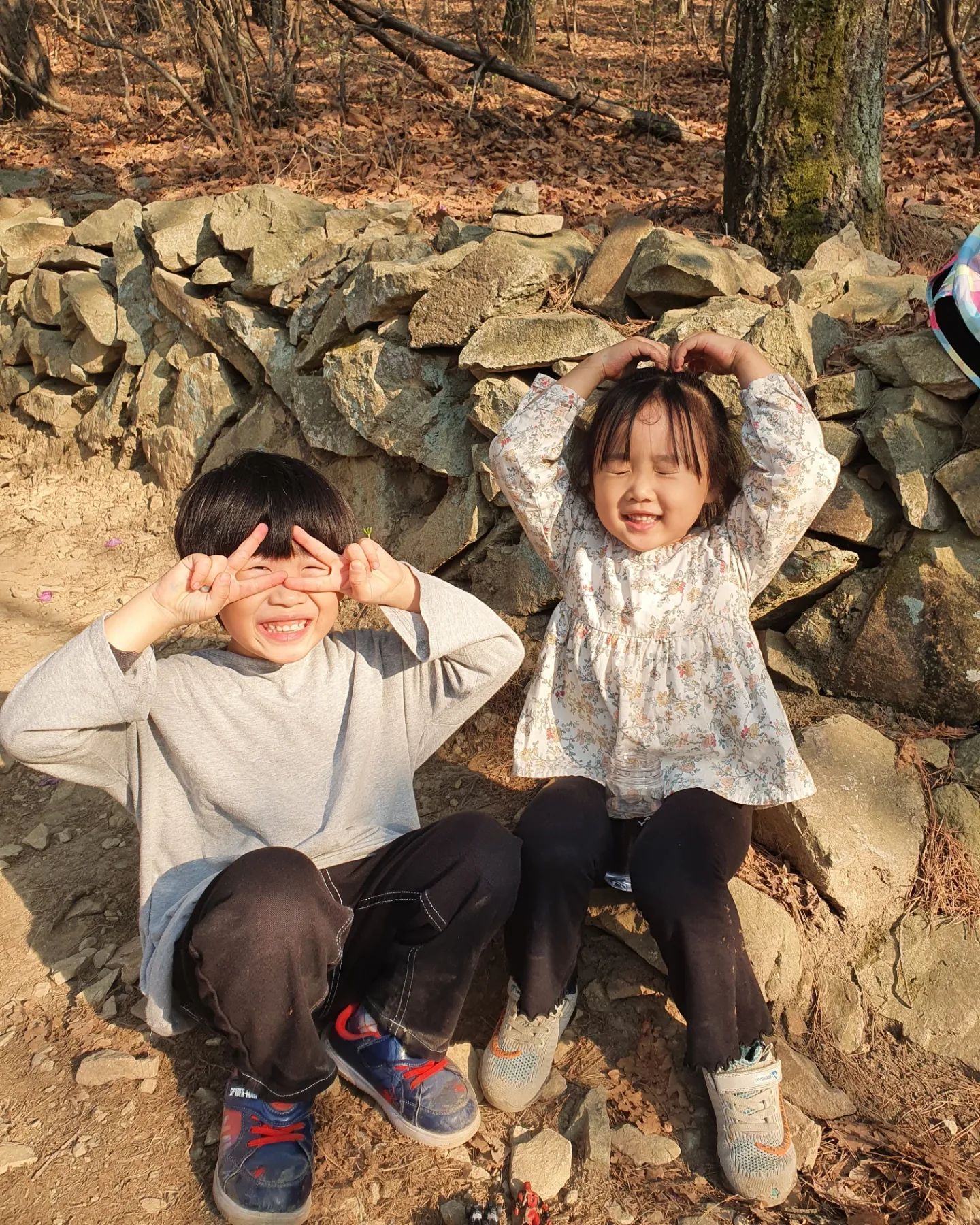 #박남매 #일상 #등산
 
 
 
커가는 아이들
스스로에 대한 확신과 믿음으로 시작한 등산
벅찬 감동으로 즐거워했던 순간을 잊지 않기를
 
우리 꼬맹이들의 도전을 응원해주시던 어른들과 또래 형아들에 감동받아
다음에는 초코렛 한봉지를 들고와서 
힘들어하는 다른사람들을 응원해주고 싶다는 
마음 따순 아이들
 
그 따순 마음 엄마에게도 써주시길.....ㅋㅋ
 
 
 
 
#대구 #앞산전망대