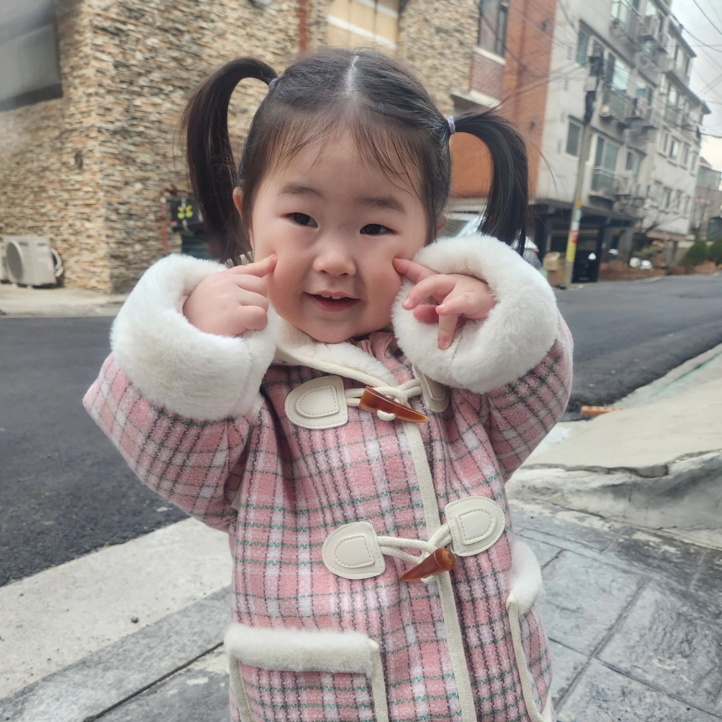 천방지축 귀요미😍🥰

해또리는 자아형성시기라 본인꺼라 생각되는 물건을 가지고 "이거 해또리 꺼야"라고 표현하며 오빠와 매일 싸우는중...🤣😅

야무진 해또리는 이건 오빠꺼, 이건 엄마꺼, 이건 아빠꺼 딱딱 잘 챙겨주기도하고, 마음에 드는 물건은 해또리꺼라며 우기기도 함ㅋㅋ

고롬고롬~ 욕심도 있어야지ㅋㅋ

말을 할 줄 아니까.......증말 한층 더 시끄러워진 우리집😆
목소리큰애(아빠)+수다쟁이(찬슬)+수다쟁이인데 목소리 큰애(해솔)

허허.........😅

#한사람씩 #얘기하자 #제발
#ㅋㅋㅋ