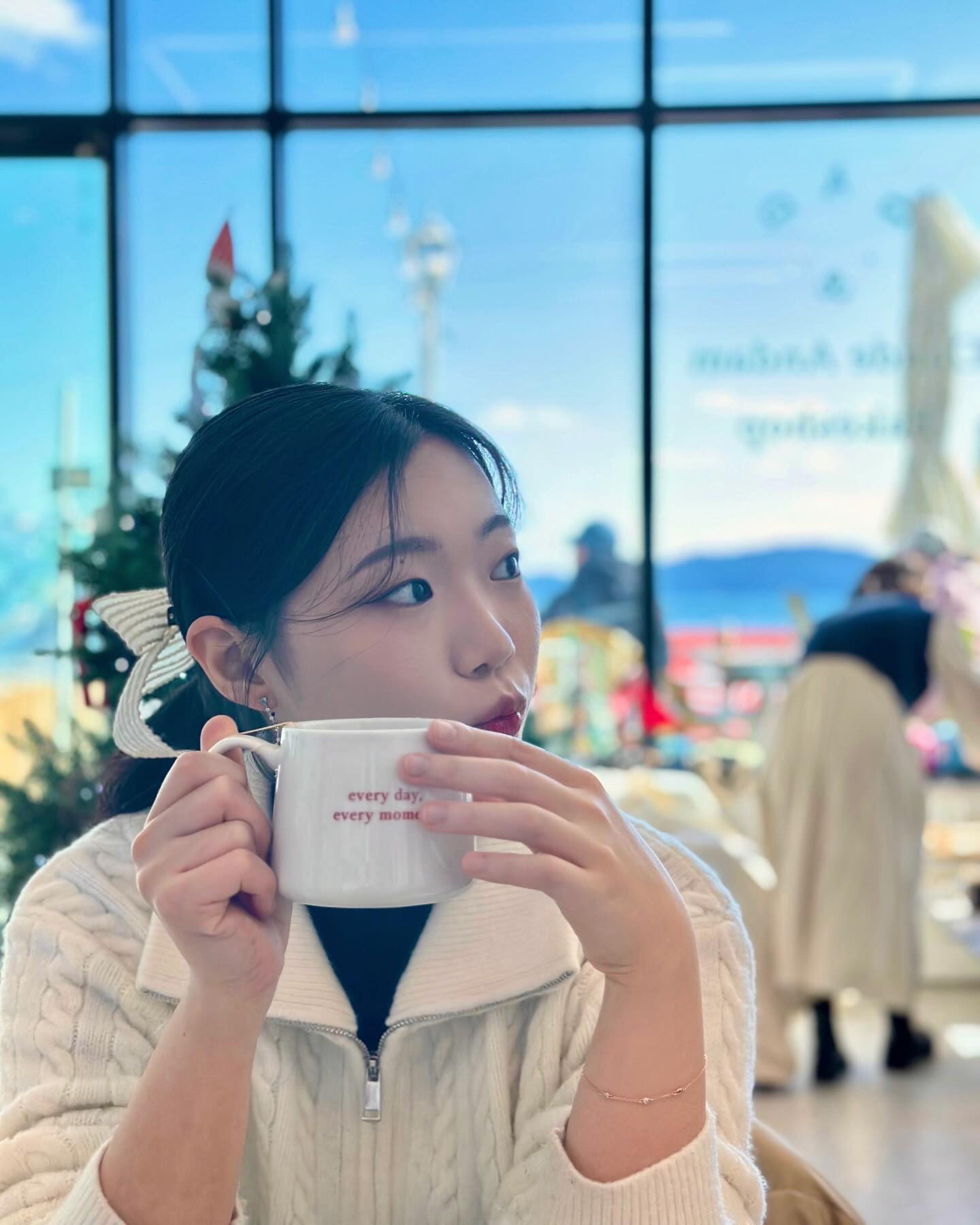 + December ✨

🇰🇷 (на русс.👇🏻)
거제에 살면 좋은 점 : 점심 먹으러 바다뷰 브런치 카페에 갈수있다 ✨

거제에 살면 다들 바다를 매일 보는 줄 아는데 솔직히 아니거든요 ㅋㅋㅋ 우리도 바다 보려면 차 타고 나가야돼요,,,
그렇지만 다른데보다 바다가 가깝게 있는건 사실이지요ㅎㅎ 시간 조금이라도 나면 바로 바다뷰 보러 가는 우리 ㅋㅋ 너무 조아💕

벌써 12월이네요 🥹✨
한국을 들어온지도 벌써 1년이 돼었어요,,
처음 들어왔을땐 제가 한국에서 겨울을 두번이나 볼줄은 몰랐죠 ㅋㅋㅋㅋ 그렇지만 운명이 저를 이렇게 만들었네요 ㅎㅎ
암튼 요즘 감기가 또 유행이던데 다들 건강 잘 챙기고 아프지 마세요!! (저처럼…)

🇷🇺
Плюс жить на острове : в любое время можно поехать на бранч около моря ✨

Вот только все думают, раз я живу на острове значит каждый день вижу море😀 но нет ахах мне тоже нужно на машине поехать чтобы увидеть это😅
Но согласна, конечно нам ехать на море занимает намного меньше времени чем в других городах пхпх

Вот уже декабрь, ребят🥹
И целый год, как я приехала в Корею🇰🇷
Год назад я даже не думала о том что смогу второй раз увидеть зиму в Корее😂 но судьба свела меня именно так 🌟
Так что ребятки, одевайтесь по теплее и не болейте!! (как я..)