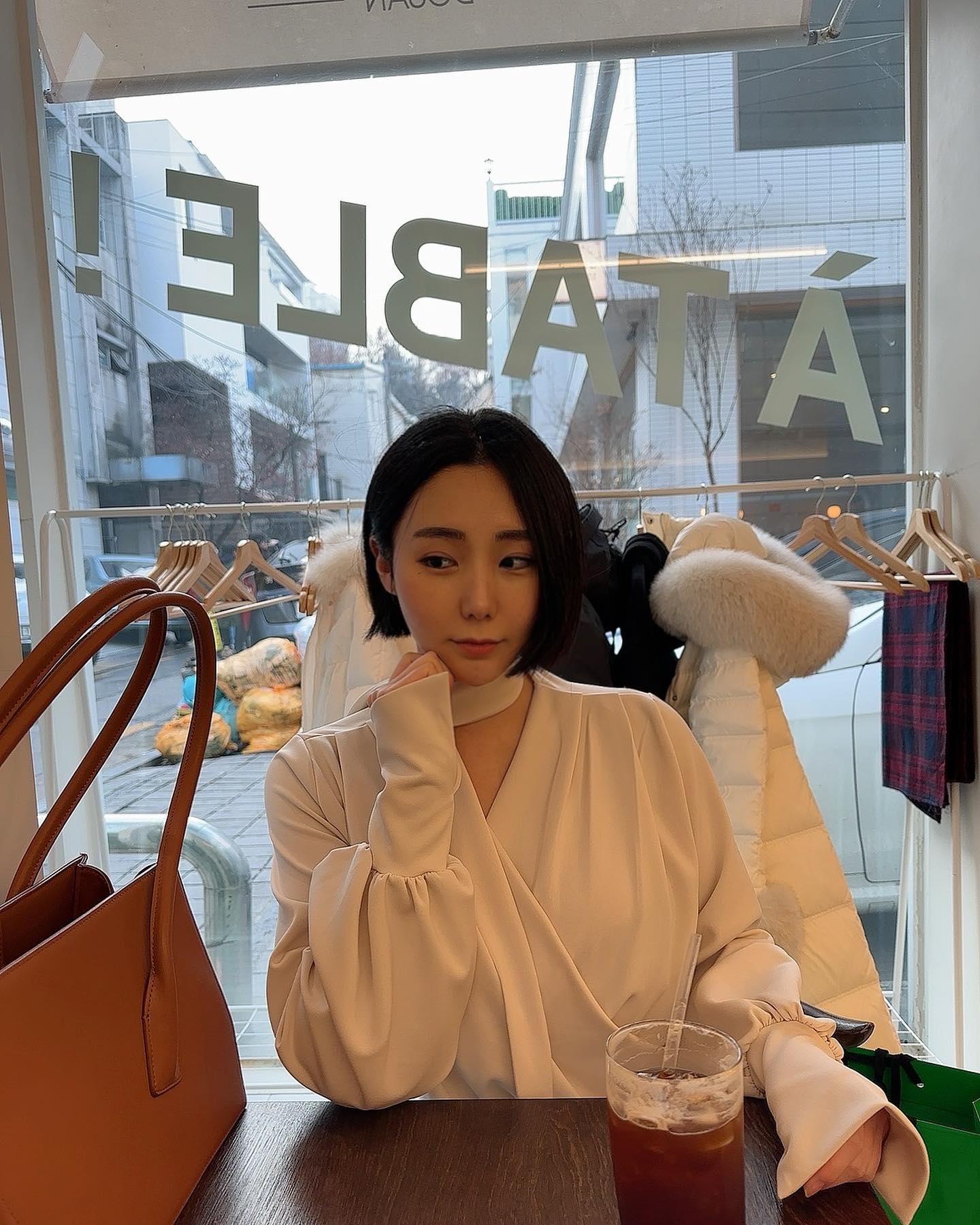 머리 싹뚝✂️
나는 머리 기르기는 글렀나봐….🫠
