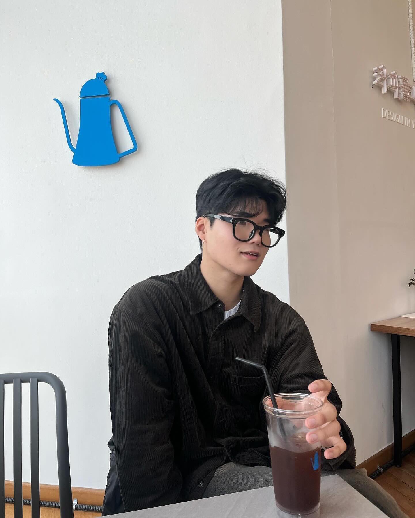 👨🏻+👓