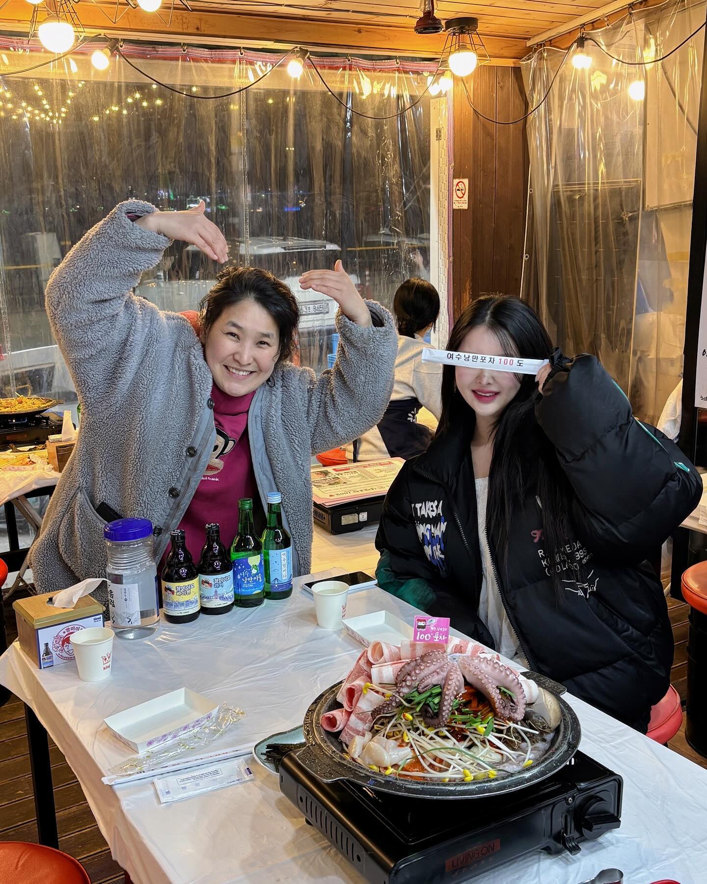 #협찬

여수 밤바다🌉 이 조명에 담긴 아름다운 맛집이 있어🐙 그건 바로 #여수낭만포차100도
여수 여행 필수 메뉴는 돌문어삼합인 거 아시죠 :-)
현지인 추천 맛집에 직접 가서도 먹어 보고 유명 배달 맛집에서도 시켜 먹어 봤는데 거짓말 1도 없이 여기가 찐입니다❤️‍🔥❤️‍🔥❤️‍🔥
간판에 장미이모가 보이면 달려가세요🏃🏻‍♀️🏃🏻‍♂️ E가 아니면 살아남을 수 없는 곳이지만 진짜 맛도리 미쳐벌임 극I인 나도 이모의 유쾌 텐션을 버티게 만드는 마법의 맛이랄까
통통한 돌문어는 먹어도 먹어도 끝이 없고 삼겹과 관자는 파도 파도 나오는 수준❕ 덕분에 남편은 술에 취하고 나는 밤바다에 취하고〰️🍺
원래 해물라면까지 먹어줘야 하는데 너무 배불러서 K-디저트 볶음밥으로 가볍게 마무리💯
다음 여행 때도 단연 재방문 약속입니다 이거 먹으러 또 여수 갈 것

yeosu100do_pocha
📍전남 여수시 하멜로 78 1층 낭만포차100도
⏰평일 15:00-02:00, 주말 12:00-02:00

#여수중앙동맛집 #고소동맛집 #여수해양공원 #여수해양공원맛집 #여수낭만포차거리 #여수낭만포차거리맛집 #거북선대교 #여수데이트 #여수여행코스 #여수현지인맛집 #여수맛집투어 #여수술집 #여수포장마차 #여수엑스포맛집 #여수엑스포역맛집