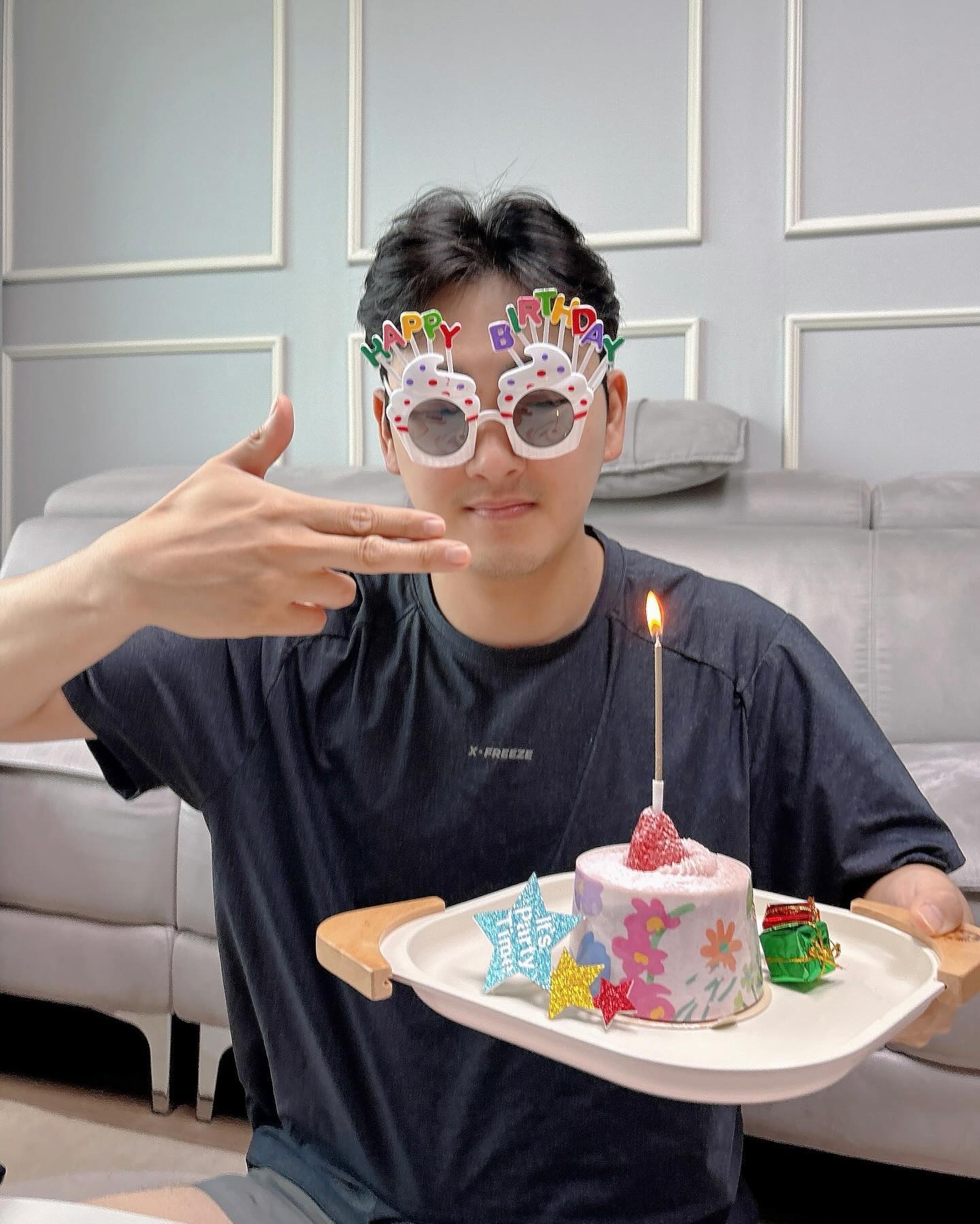 출산예정일 D+4 🤰🏻
05.06 어린이날 다음날 태어난 울오빠, 생일 축하해🎂

조리원에서 생일 미역국 먹게 될 줄 알았는데,
J(제이)가 어린이날이랑 생일이랑 퉁치기 싫은가봐ㅋㅋㅋ
혹시, 어버이날이랑 퉁치려고 기다리는중인가..😅

임신은 계획대로 잘됐는데, 출산일은 계획처럼 잘 안되서
급하게 오늘아침, 오빠 생일 케이크 사러 산책삼아 총총총🤰🏻

J(제이)야, 엄마가 아빠생일선물 준비못했다~~~
엄마랑 아빠한테, 얼른 선물처럼 태어나주렴🙏🏻
.
.
.
#남편생일 #조촐한생일파티 #happybirthday
#임신40주4일 #만삭임산부일상