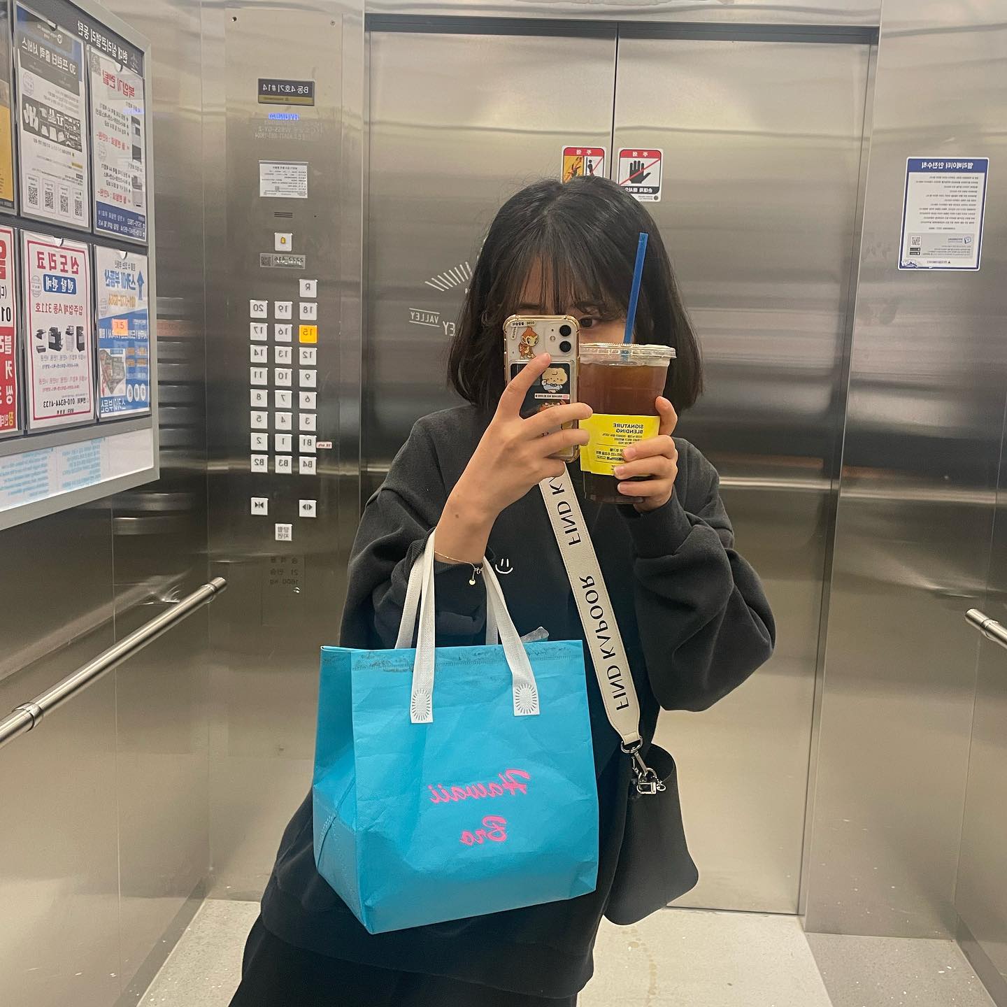 요 며칠 협찬피드만 올린거같아 일상피드로 🫶🏻

저는 내일만 출근하면 끝이에요 !!
왜냐하면 가족여행 가그등요 😎

사실 일이 바쁘기도 하고 너어어무 지치기도 하지만 
든든한 언니들의 위로한마디 덕에 힘 내는즁 🫶🏻

#그치만출근은싫음🤦‍♀️ #그치만해야함 
#이겨낼수있어 #파이탱🤟🏻